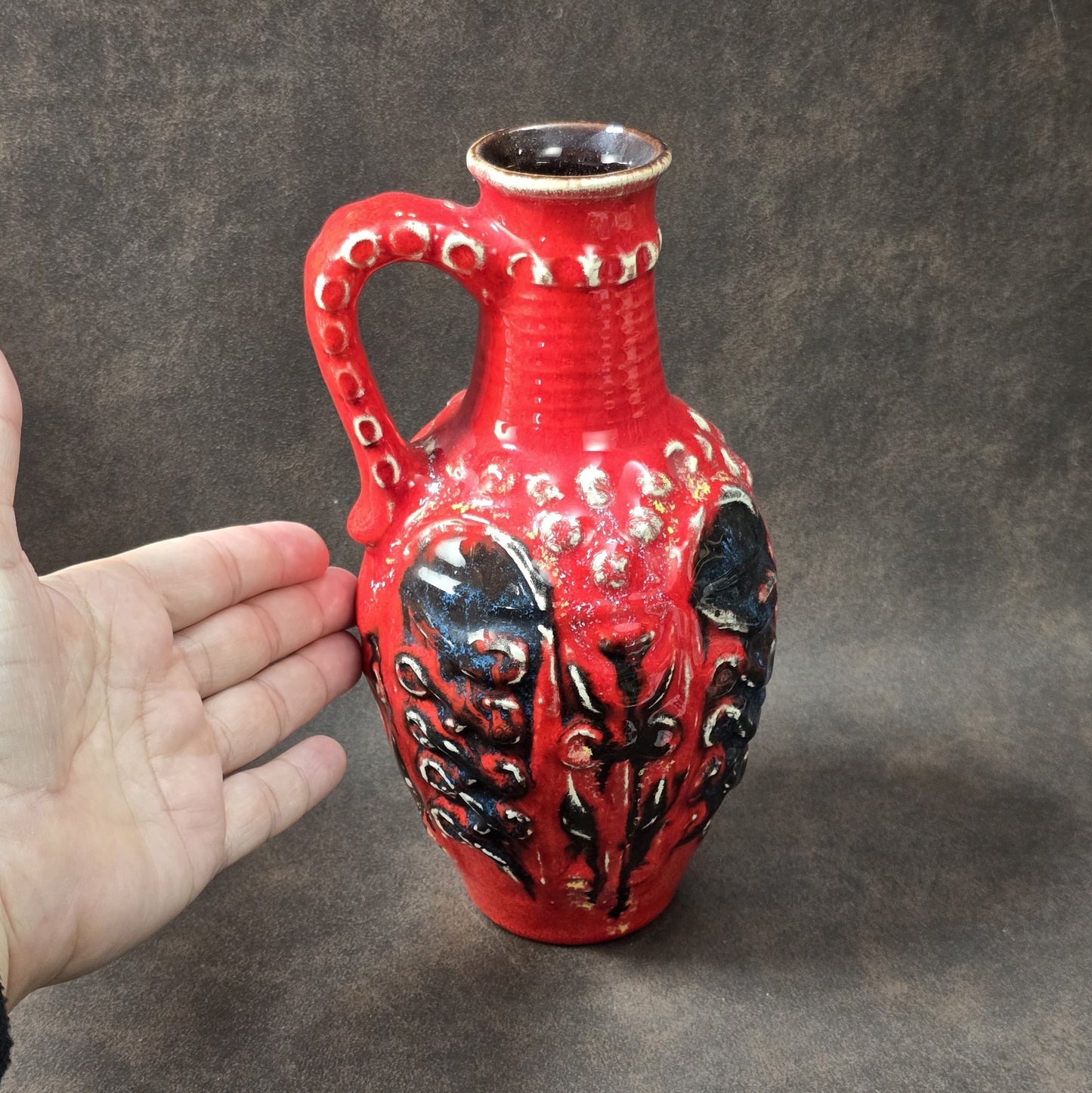 Bay Keramik Vintage Henkelkrug in Rot und Schwarz, Fat-Lava-Relief, 20 cm, 1970er Jahre, West German Pottery.