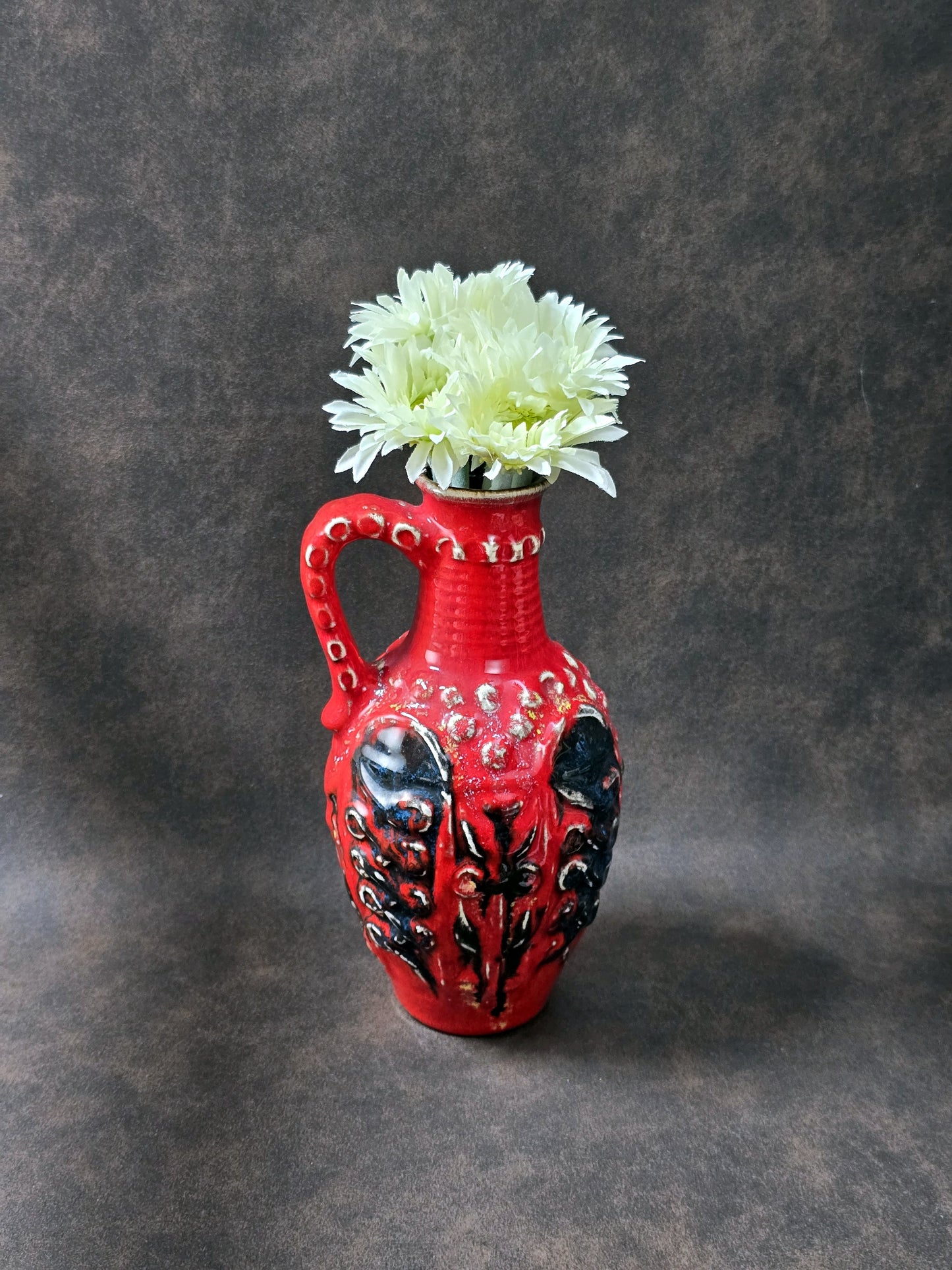 Bay Keramik Vintage Henkelkrug in Rot und Schwarz, Fat-Lava-Relief, 20 cm, 1970er Jahre, West German Pottery.
