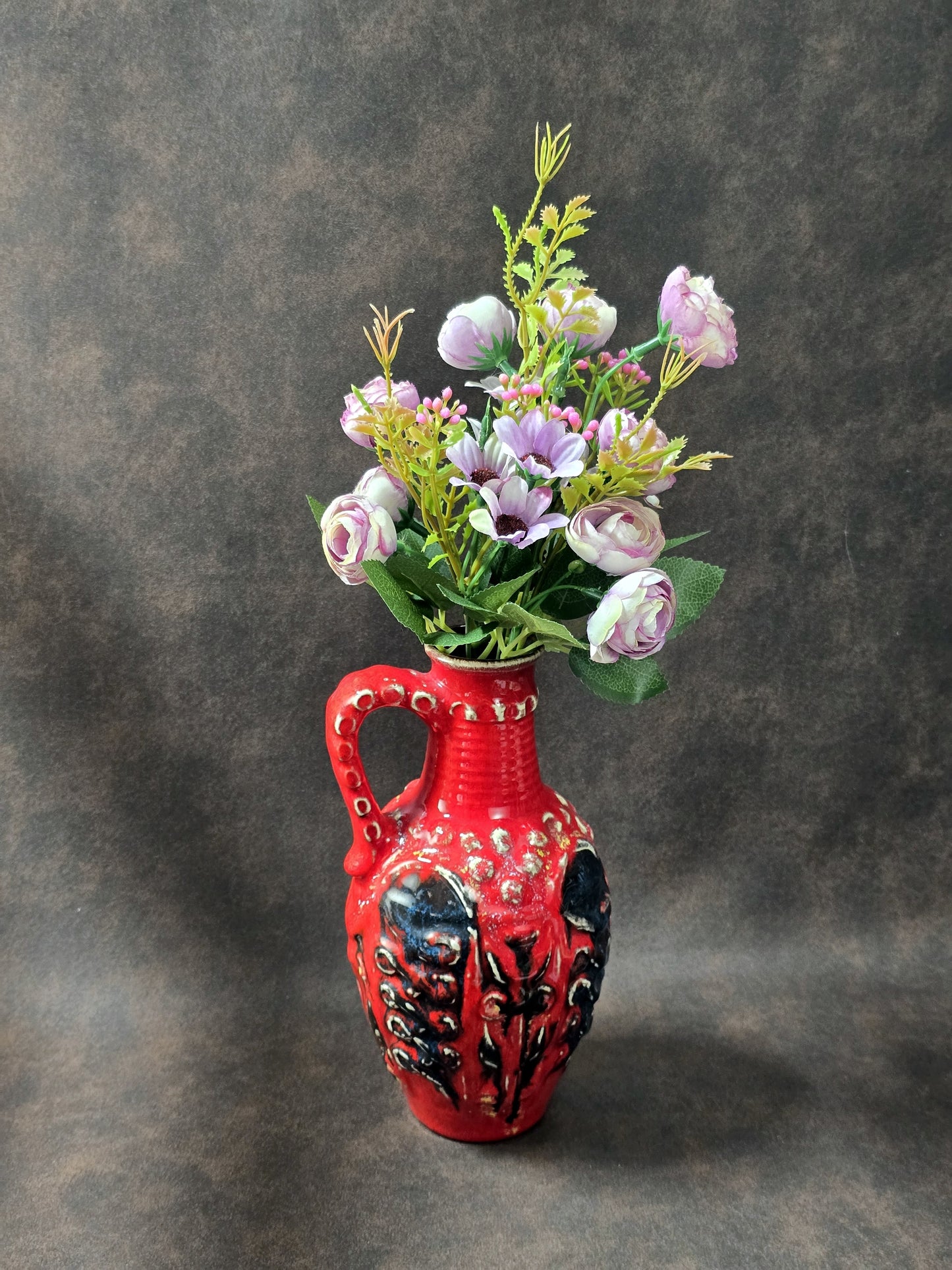 Bay Keramik Vintage Henkelkrug in Rot und Schwarz, Fat-Lava-Relief, 20 cm, 1970er Jahre, West German Pottery.