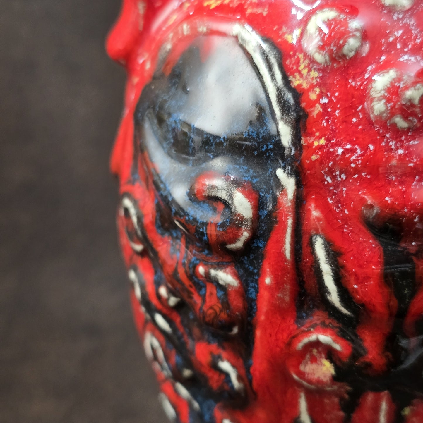 Bay Keramik Vintage Henkelkrug in Rot und Schwarz, Fat-Lava-Relief, 20 cm, 1970er Jahre, West German Pottery.