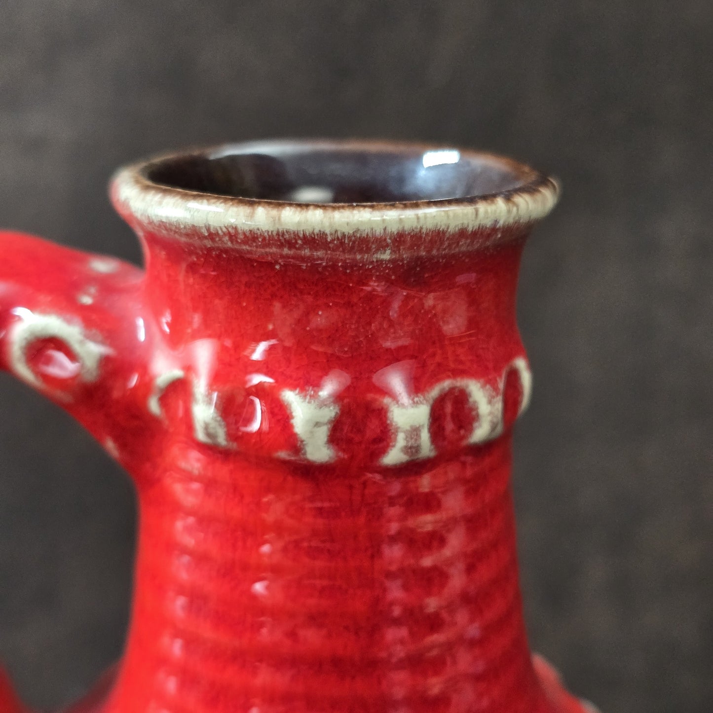 Bay Keramik Vintage Henkelkrug in Rot und Schwarz, Fat-Lava-Relief, 20 cm, 1970er Jahre, West German Pottery.