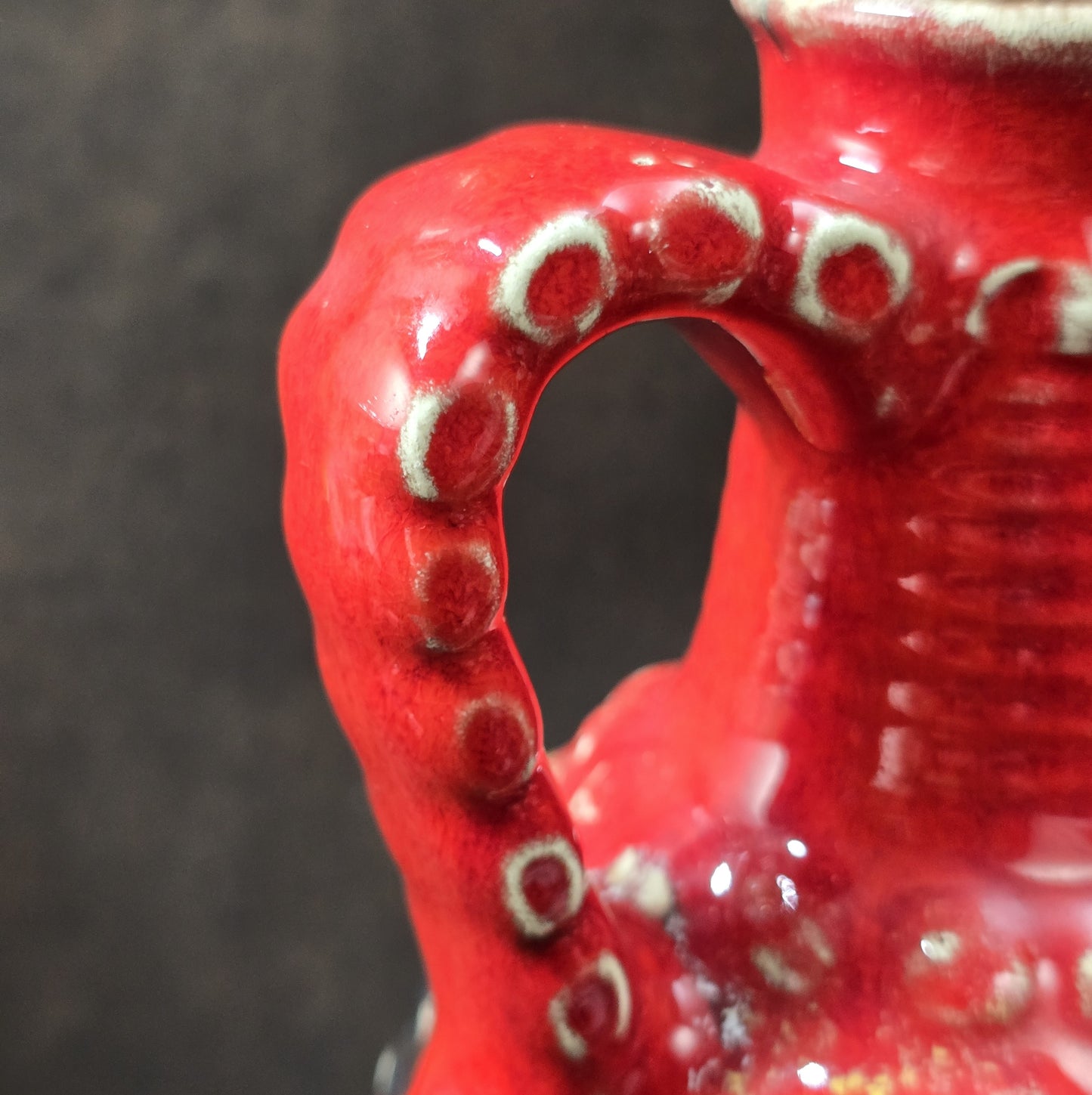 Bay Keramik Vintage Henkelkrug in Rot und Schwarz, Fat-Lava-Relief, 20 cm, 1970er Jahre, West German Pottery.