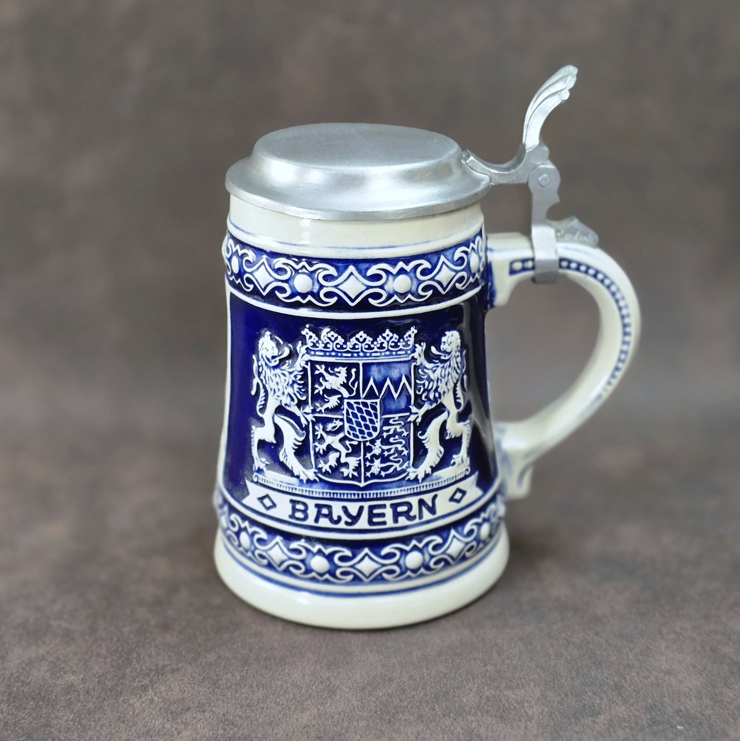 Bayerischer Bierseidel mit Zinndeckel, Steinzeug blau-weiß, GERZ West Germany Vintage 1960er–1970er.