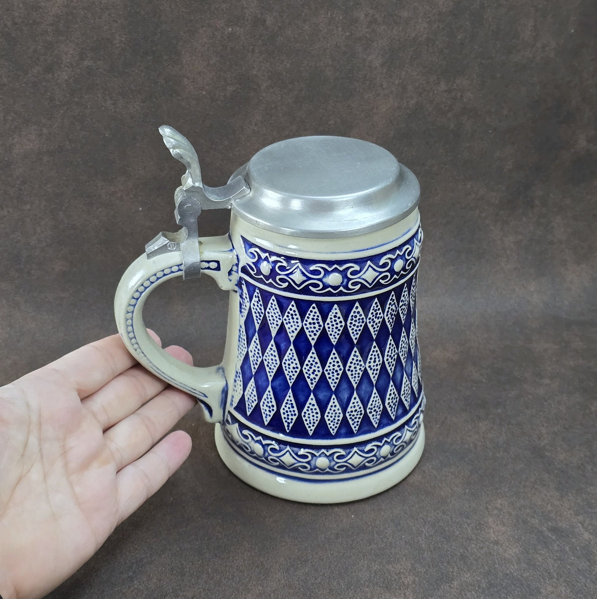 Bayerischer Bierseidel mit Zinndeckel, Steinzeug blau-weiß, GERZ West Germany Vintage 1960er–1970er.