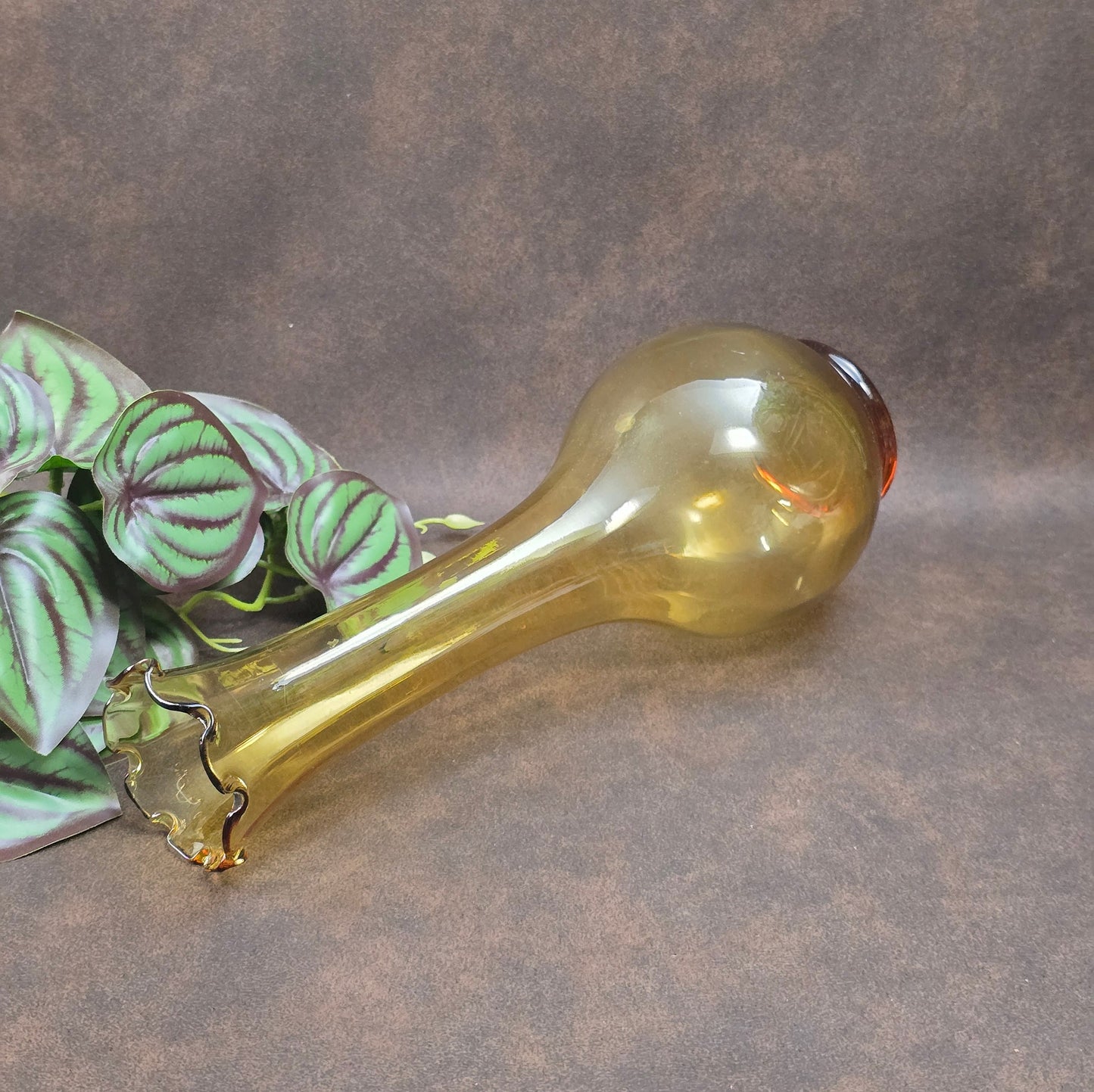 Vintage Lauscha Vase, bernsteinfarben, 70er Jahre DDR. Mundgeblasen mit Rüschenrand. Für Retro-Wohnungen, Sammler & Liebhaber handgefertigten Glases.