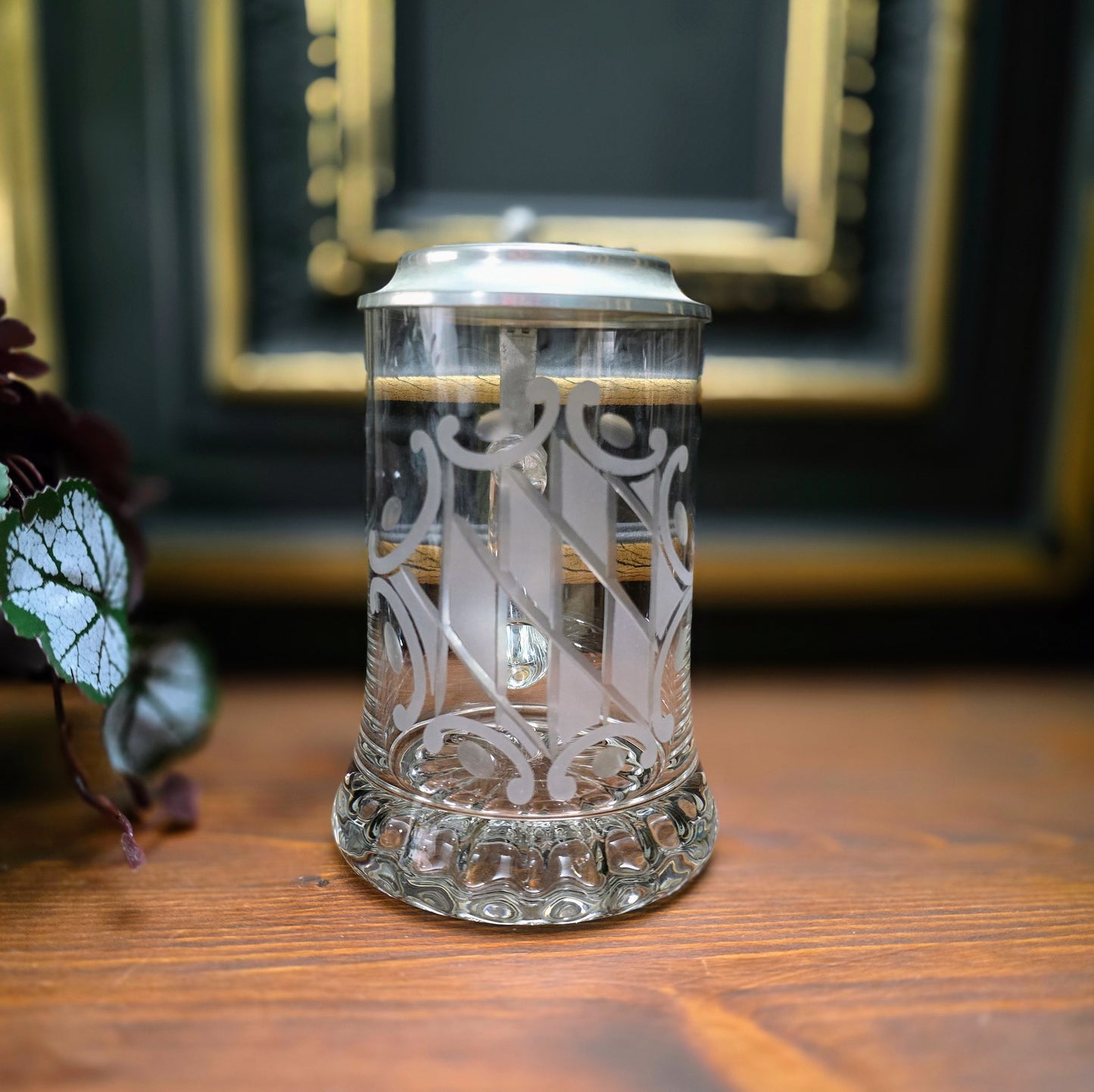 Entdecke den 0,5L Bierkrug mit geätztem bayrischem Flaggenmotiv & München-Zinndeckel von Erbo Zinn. Neuwertiger Zustand – perfektes Geschenk für Sammler & Bayern-Fans.