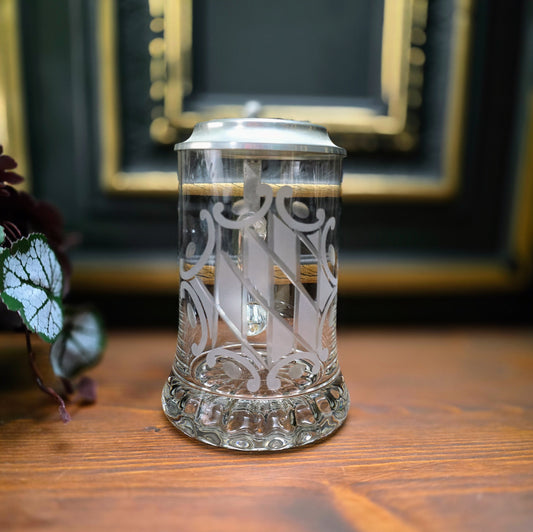 Entdecke den 0,5L Bierkrug mit geätztem bayrischem Flaggenmotiv & München-Zinndeckel von Erbo Zinn. Neuwertiger Zustand – perfektes Geschenk für Sammler & Bayern-Fans.