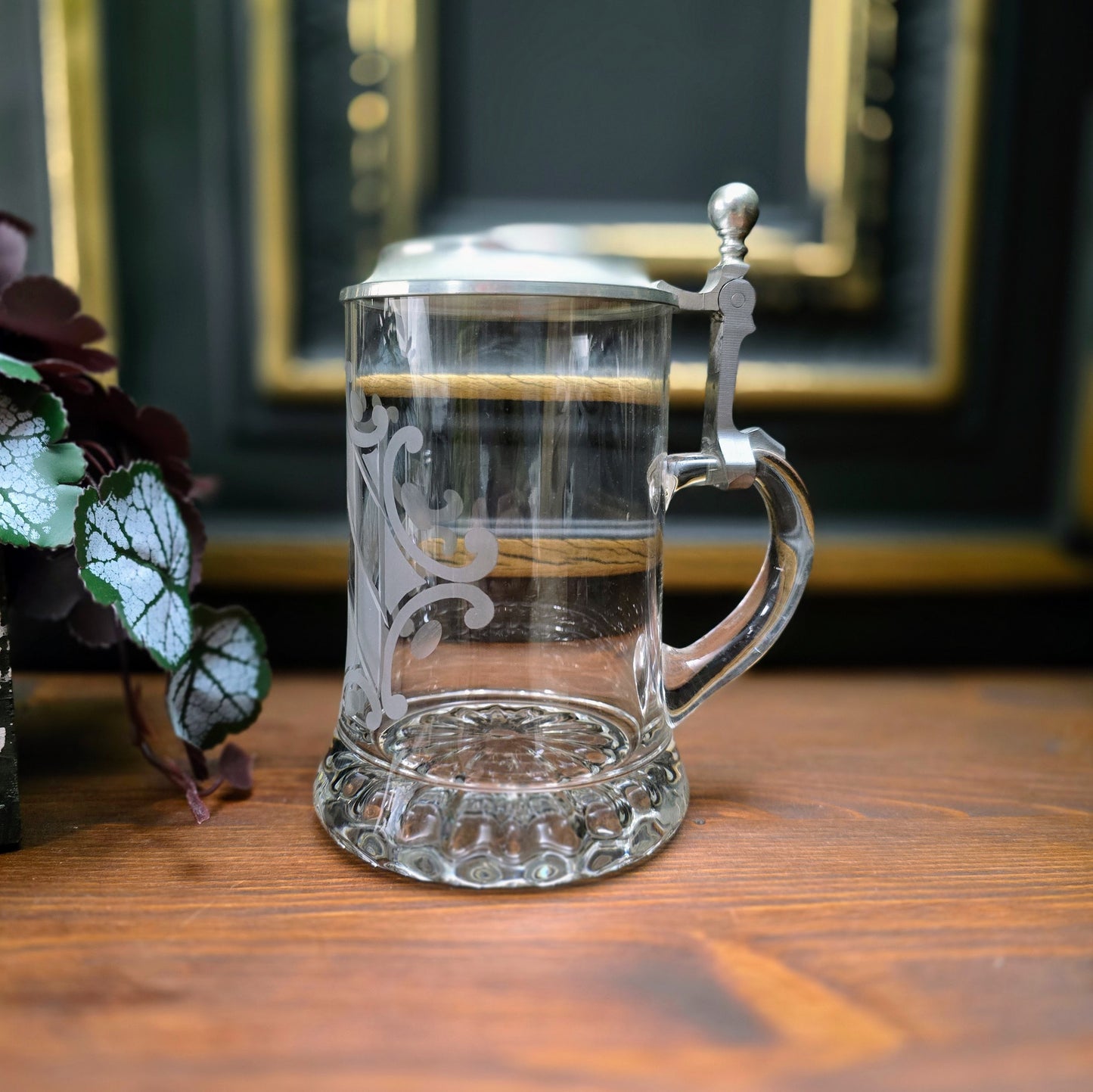 Entdecke den 0,5L Bierkrug mit geätztem bayrischem Flaggenmotiv & München-Zinndeckel von Erbo Zinn. Neuwertiger Zustand – perfektes Geschenk für Sammler & Bayern-Fans.