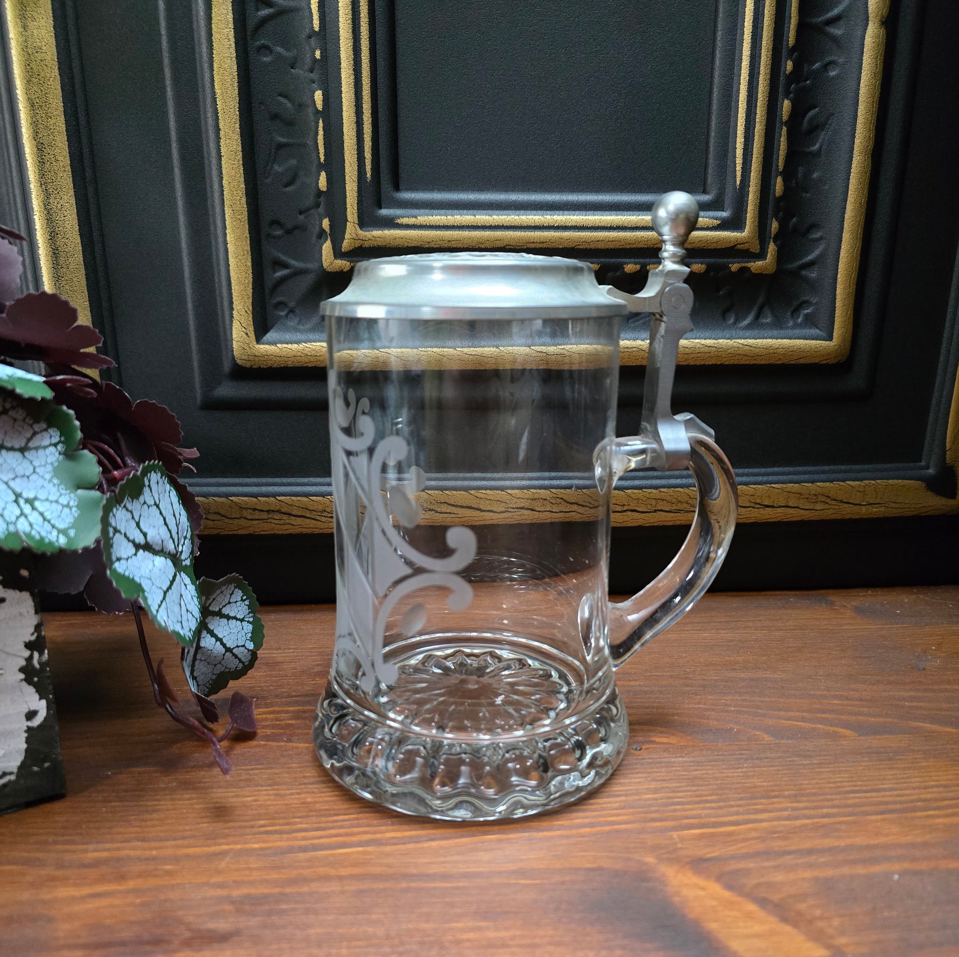 Entdecke den 0,5L Bierkrug mit geätztem bayrischem Flaggenmotiv & München-Zinndeckel von Erbo Zinn. Neuwertiger Zustand – perfektes Geschenk für Sammler & Bayern-Fans.