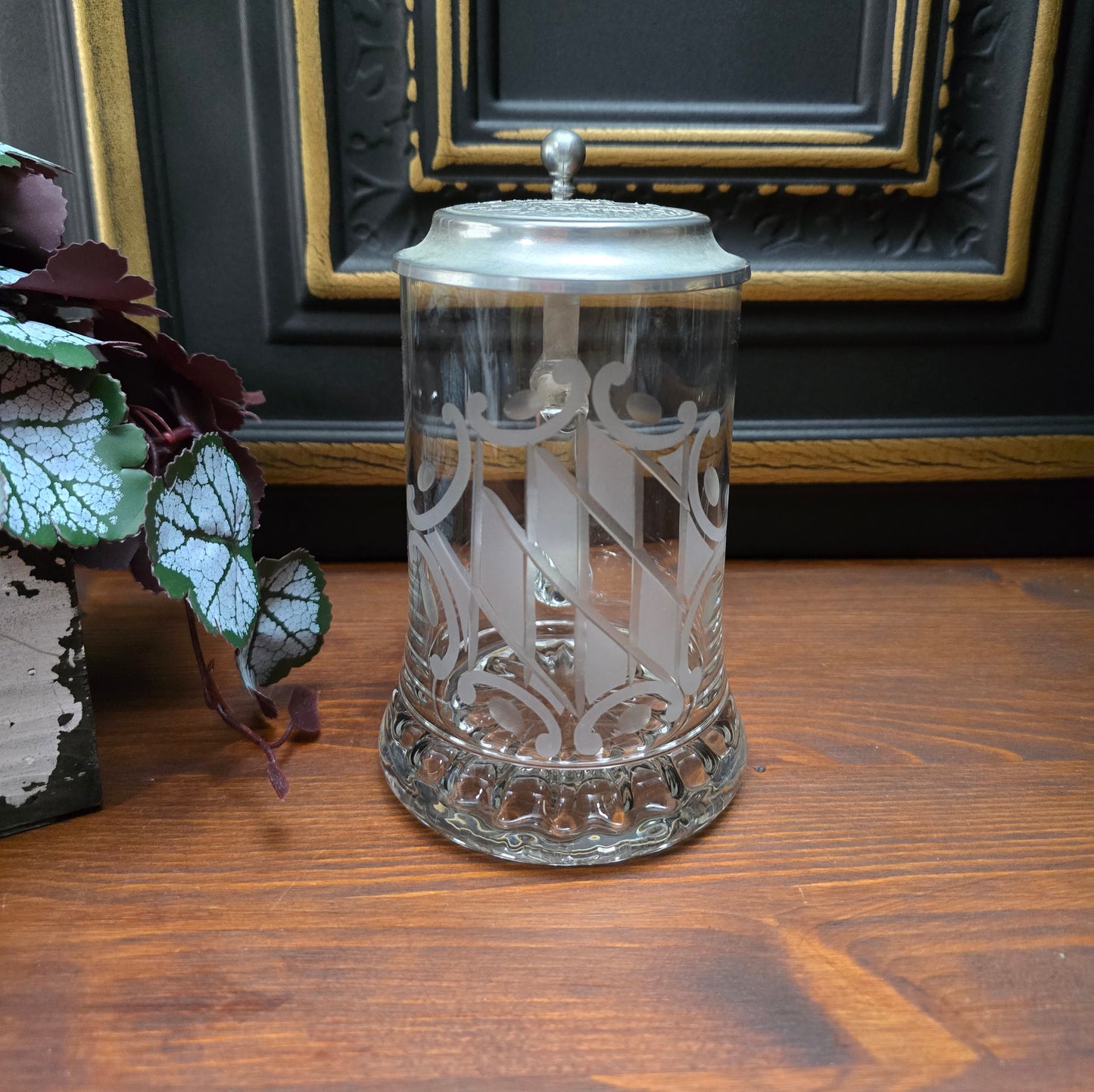 Entdecke den 0,5L Bierkrug mit geätztem bayrischem Flaggenmotiv & München-Zinndeckel von Erbo Zinn. Neuwertiger Zustand – perfektes Geschenk für Sammler & Bayern-Fans.