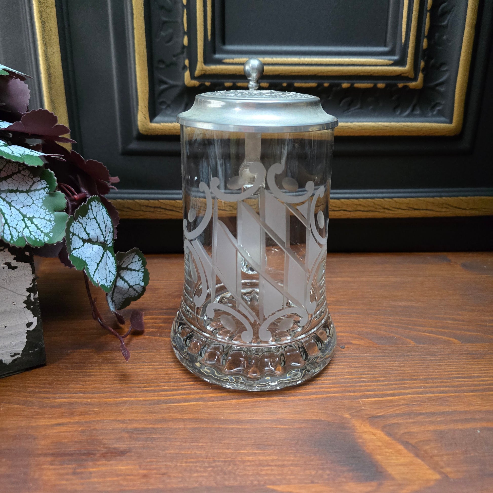 Entdecke den 0,5L Bierkrug mit geätztem bayrischem Flaggenmotiv & München-Zinndeckel von Erbo Zinn. Neuwertiger Zustand – perfektes Geschenk für Sammler & Bayern-Fans.