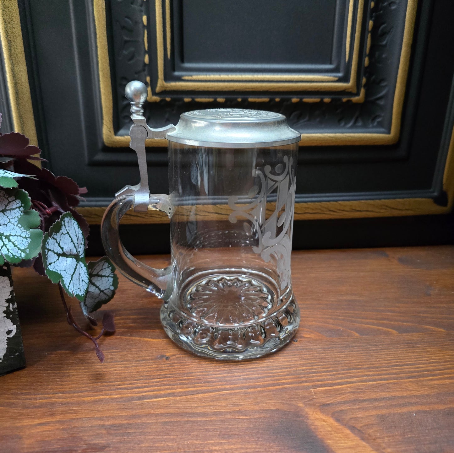 Entdecke den 0,5L Bierkrug mit geätztem bayrischem Flaggenmotiv & München-Zinndeckel von Erbo Zinn. Neuwertiger Zustand – perfektes Geschenk für Sammler & Bayern-Fans.