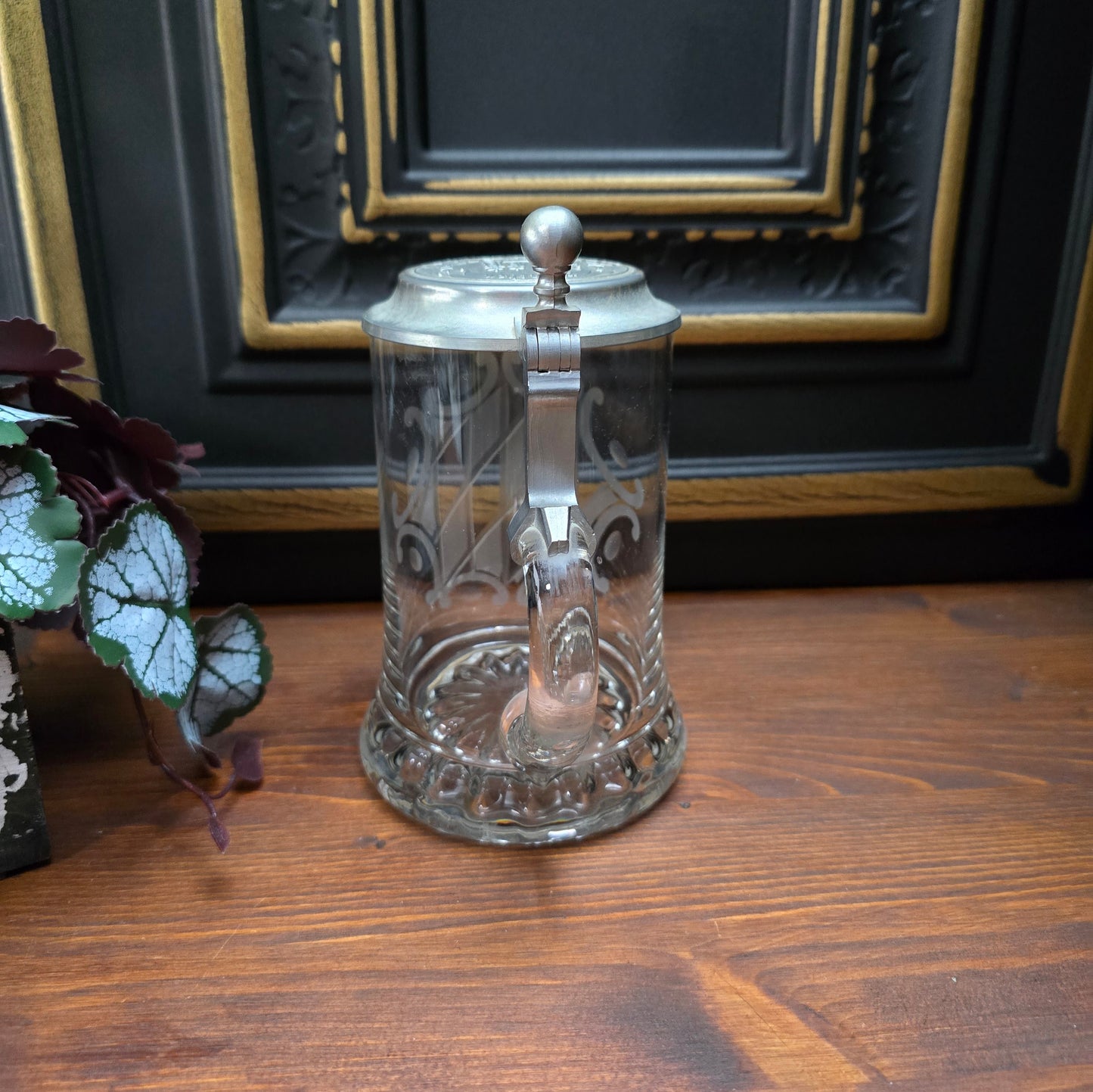 Entdecke den 0,5L Bierkrug mit geätztem bayrischem Flaggenmotiv & München-Zinndeckel von Erbo Zinn. Neuwertiger Zustand – perfektes Geschenk für Sammler & Bayern-Fans.