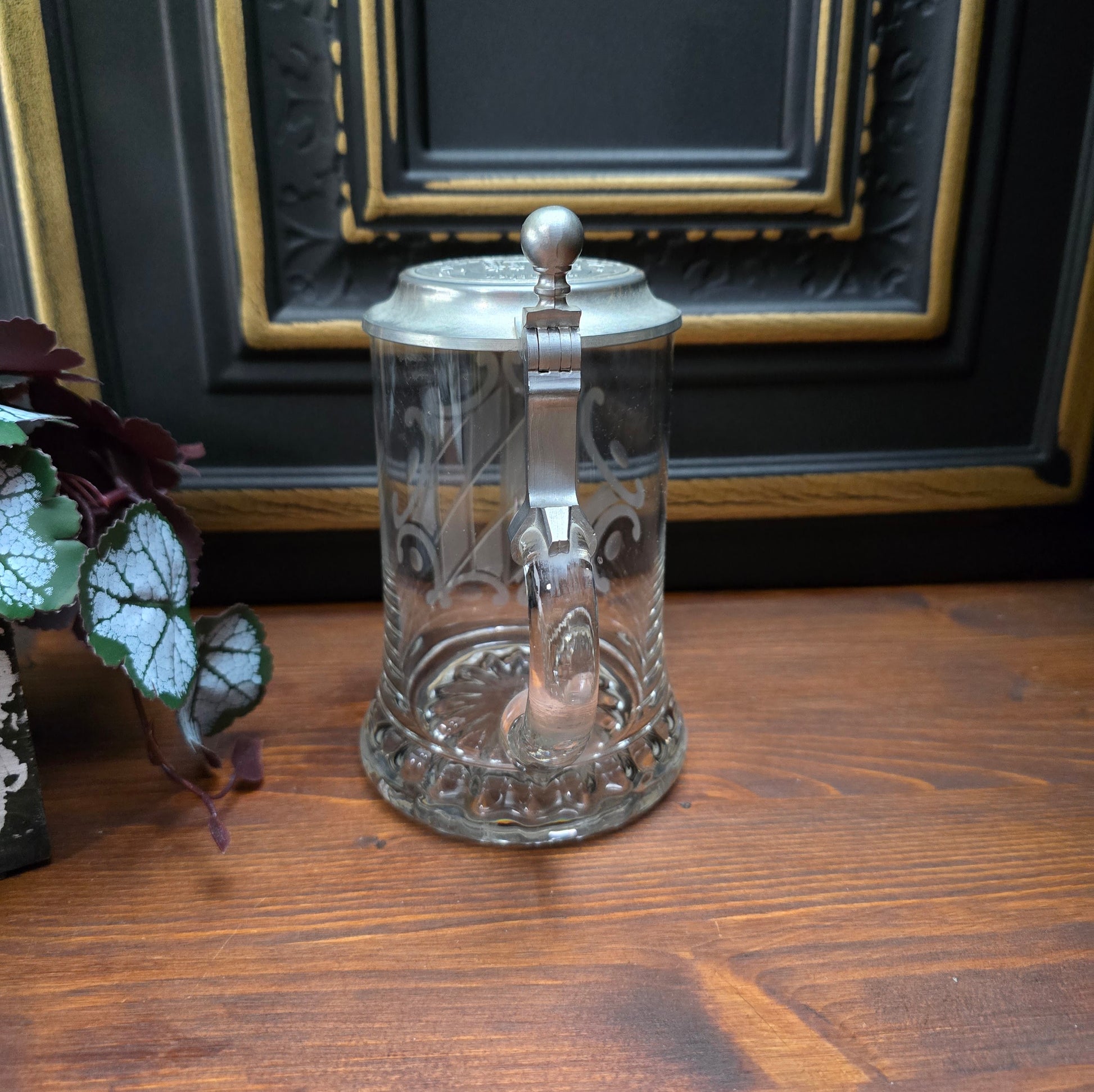 Entdecke den 0,5L Bierkrug mit geätztem bayrischem Flaggenmotiv & München-Zinndeckel von Erbo Zinn. Neuwertiger Zustand – perfektes Geschenk für Sammler & Bayern-Fans.