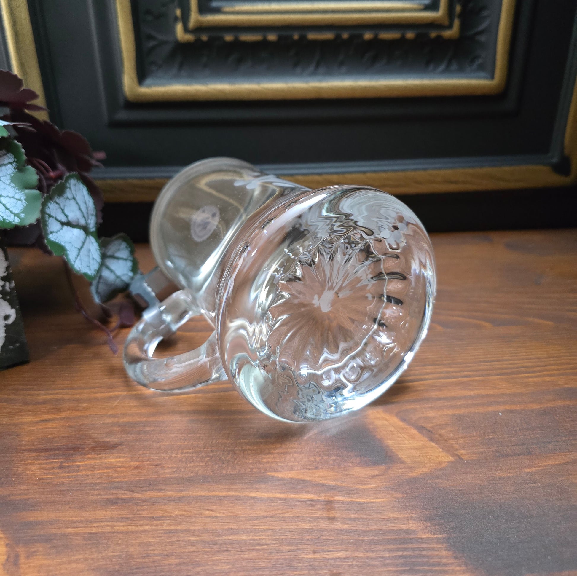 Entdecke den 0,5L Bierkrug mit geätztem bayrischem Flaggenmotiv & München-Zinndeckel von Erbo Zinn. Neuwertiger Zustand – perfektes Geschenk für Sammler & Bayern-Fans.