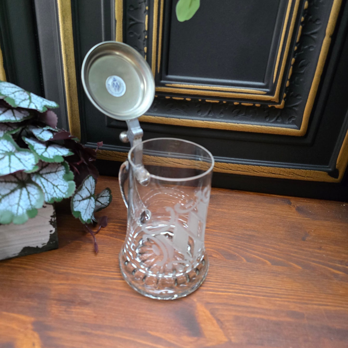 Entdecke den 0,5L Bierkrug mit geätztem bayrischem Flaggenmotiv & München-Zinndeckel von Erbo Zinn. Neuwertiger Zustand – perfektes Geschenk für Sammler & Bayern-Fans.