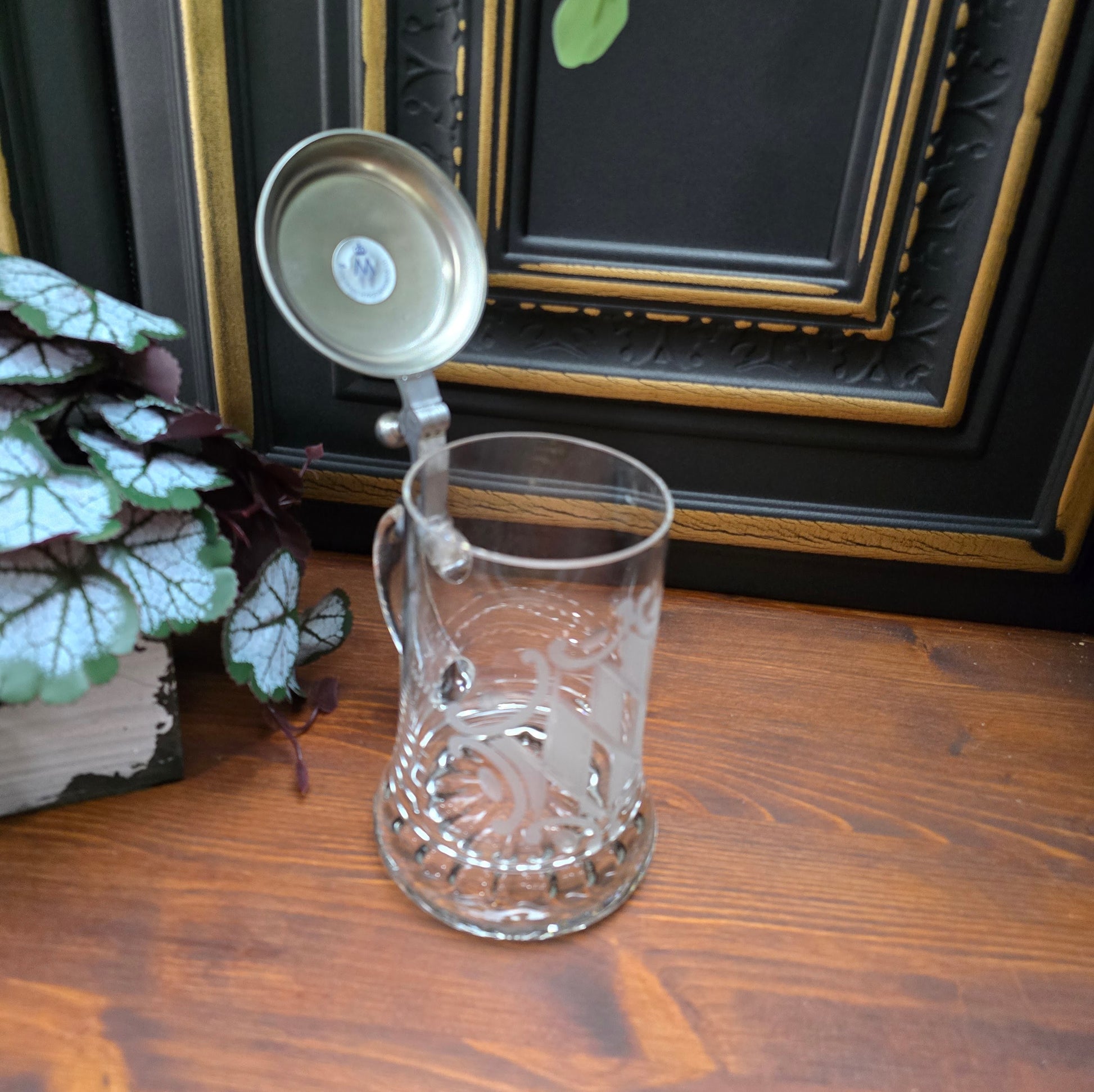 Entdecke den 0,5L Bierkrug mit geätztem bayrischem Flaggenmotiv & München-Zinndeckel von Erbo Zinn. Neuwertiger Zustand – perfektes Geschenk für Sammler & Bayern-Fans.