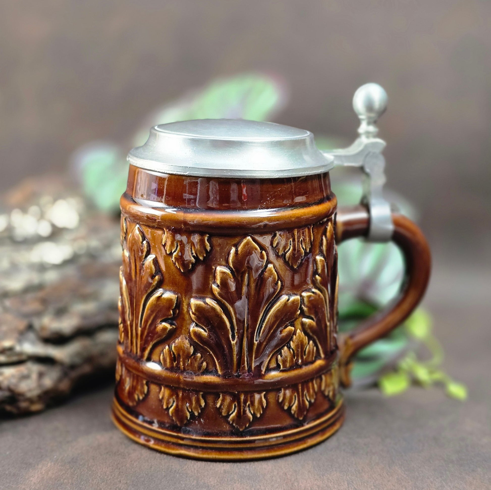 Original Gerz Bierkrug aus den 1970ern mit Zinndeckel und barockem Blattornament. Sammlerstück & dekoratives Highlight für Bierliebhaber.