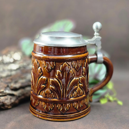 Original Gerz Bierkrug aus den 1970ern mit Zinndeckel und barockem Blattornament. Sammlerstück & dekoratives Highlight für Bierliebhaber.