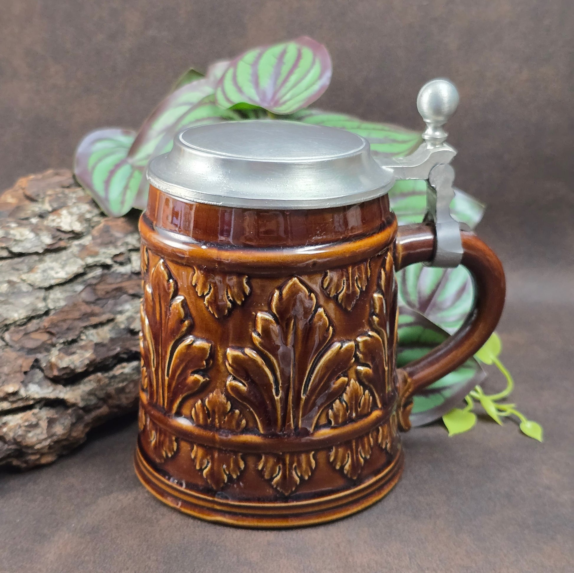 Original Gerz Bierkrug aus den 1970ern mit Zinndeckel und barockem Blattornament. Sammlerstück & dekoratives Highlight für Bierliebhaber.