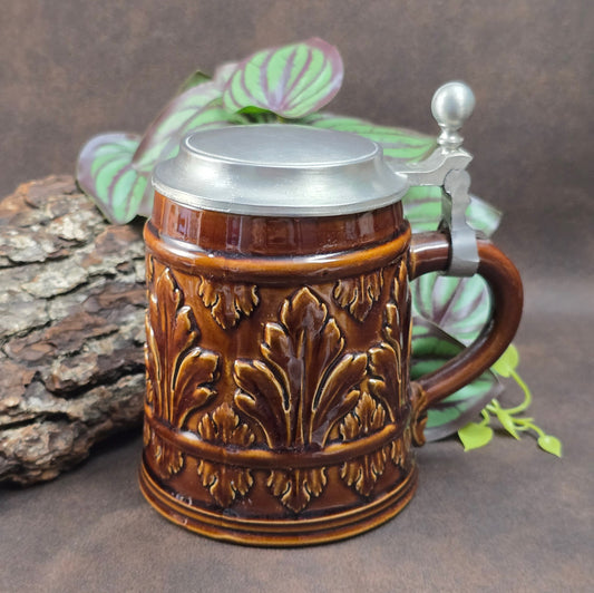 Original Gerz Bierkrug aus den 1970ern mit Zinndeckel und barockem Blattornament. Sammlerstück & dekoratives Highlight für Bierliebhaber.