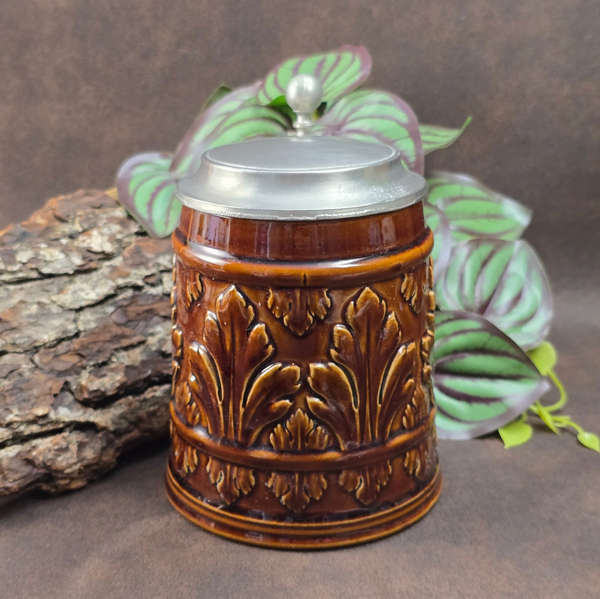 Original Gerz Bierkrug aus den 1970ern mit Zinndeckel und barockem Blattornament. Sammlerstück & dekoratives Highlight für Bierliebhaber.