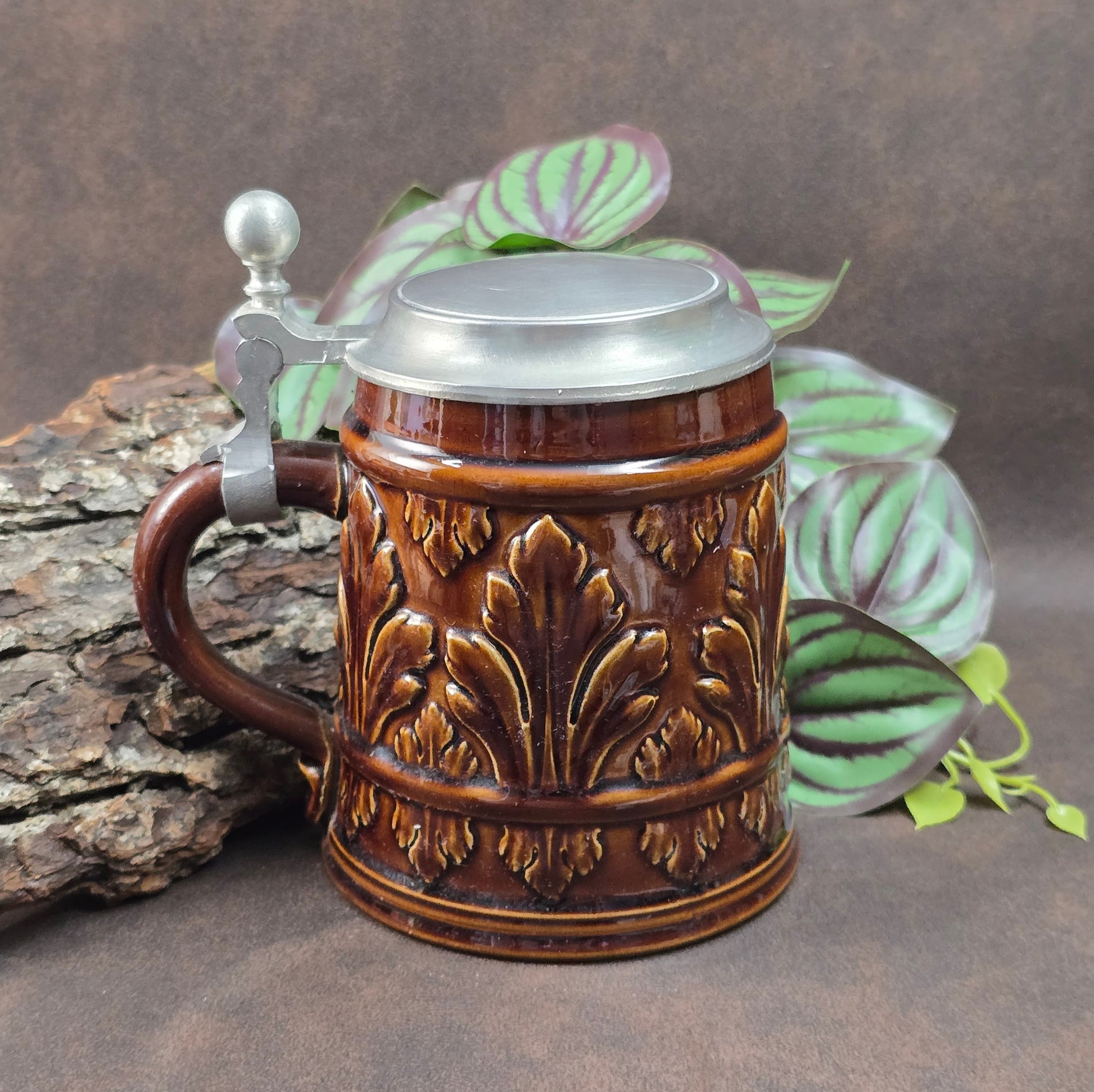 Original Gerz Bierkrug aus den 1970ern mit Zinndeckel und barockem Blattornament. Sammlerstück & dekoratives Highlight für Bierliebhaber.