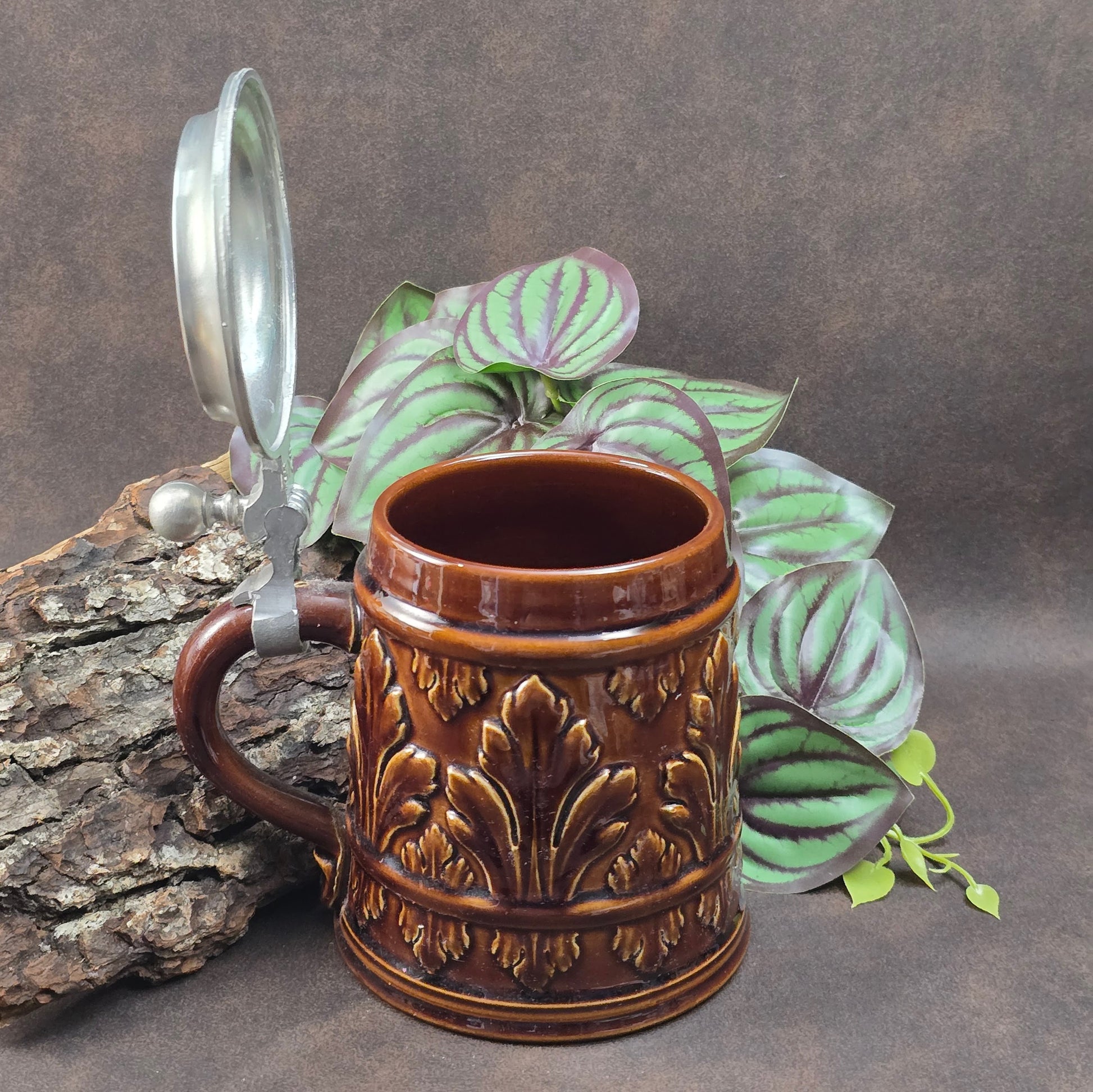 Original Gerz Bierkrug aus den 1970ern mit Zinndeckel und barockem Blattornament. Sammlerstück & dekoratives Highlight für Bierliebhaber.