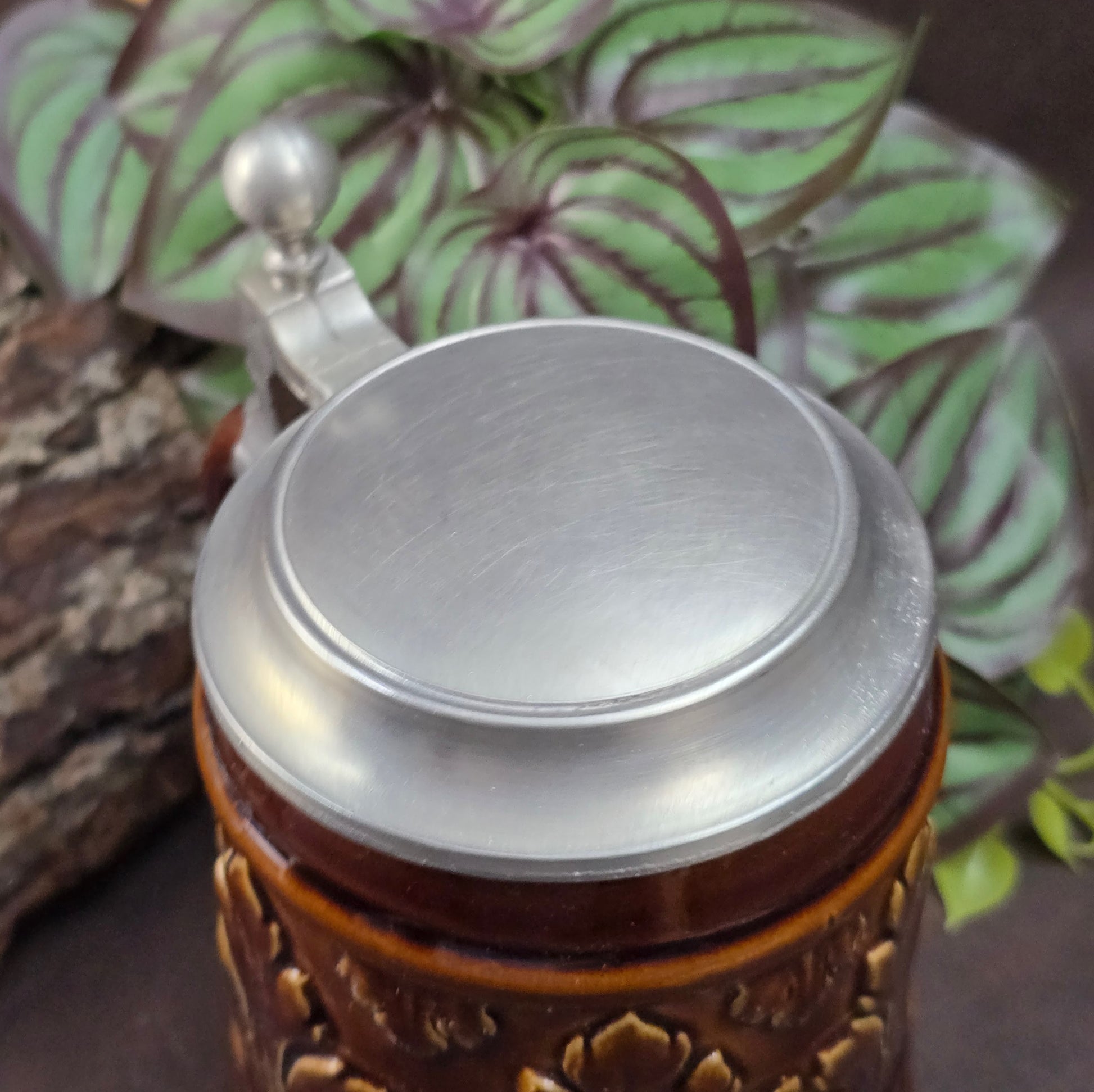 Original Gerz Bierkrug aus den 1970ern mit Zinndeckel und barockem Blattornament. Sammlerstück & dekoratives Highlight für Bierliebhaber.