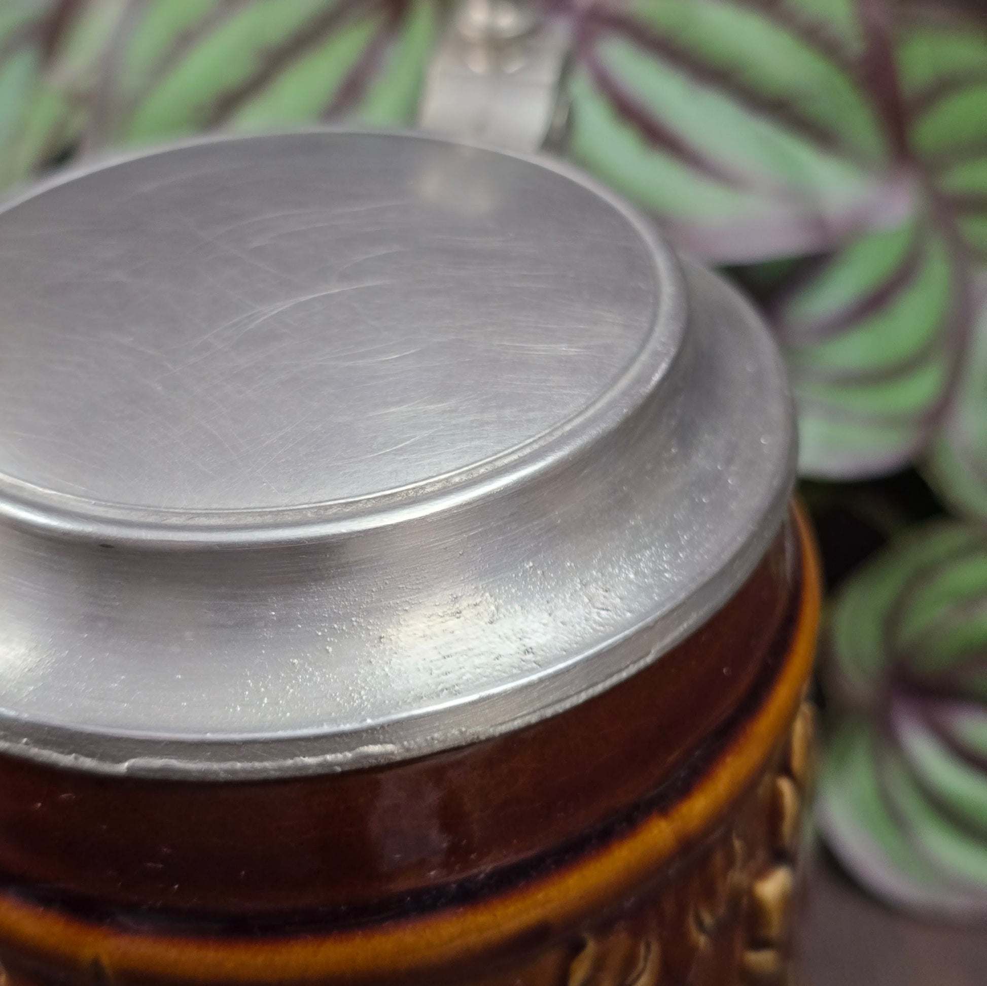 Original Gerz Bierkrug aus den 1970ern mit Zinndeckel und barockem Blattornament. Sammlerstück & dekoratives Highlight für Bierliebhaber.