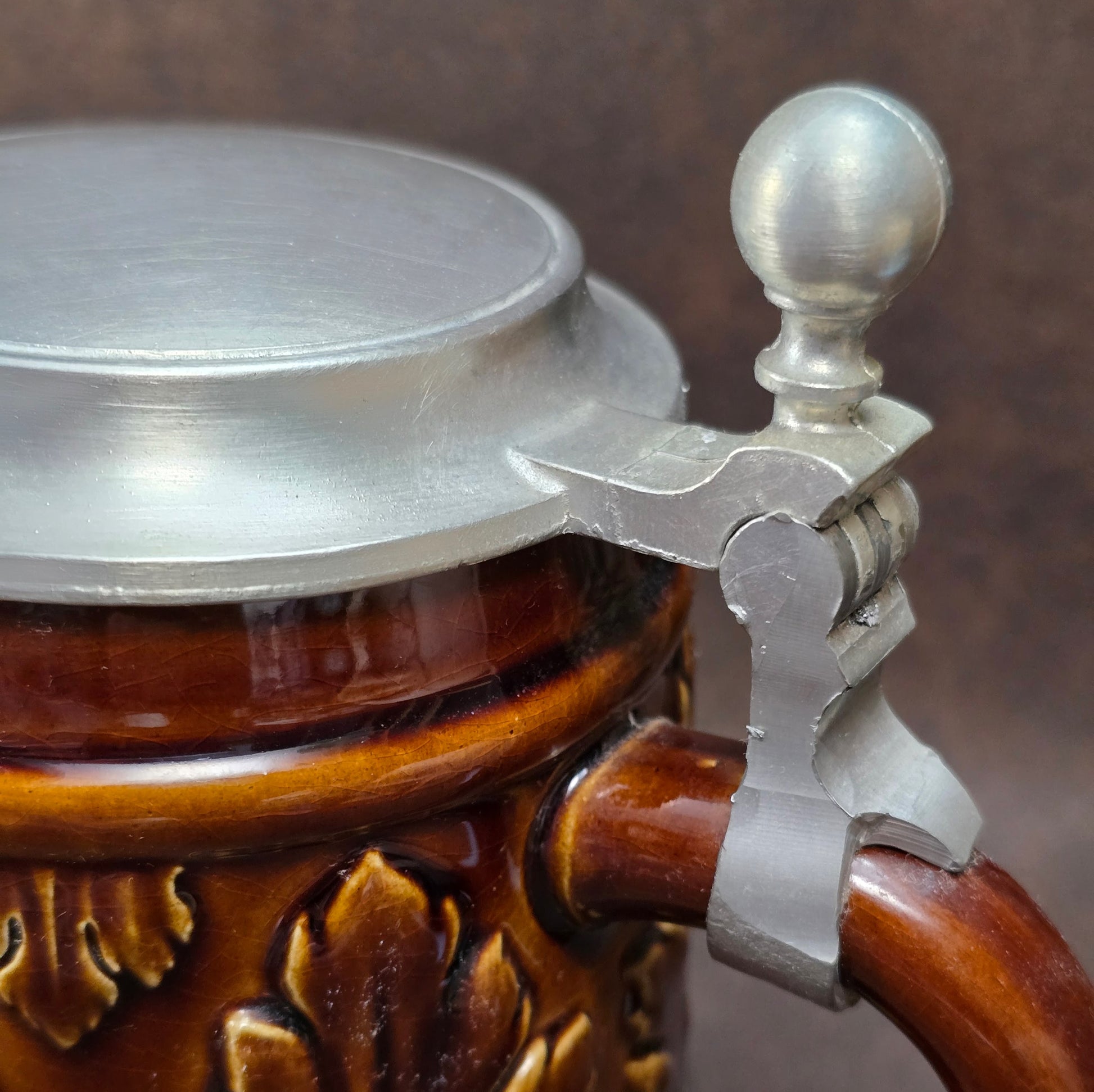 Original Gerz Bierkrug aus den 1970ern mit Zinndeckel und barockem Blattornament. Sammlerstück & dekoratives Highlight für Bierliebhaber.