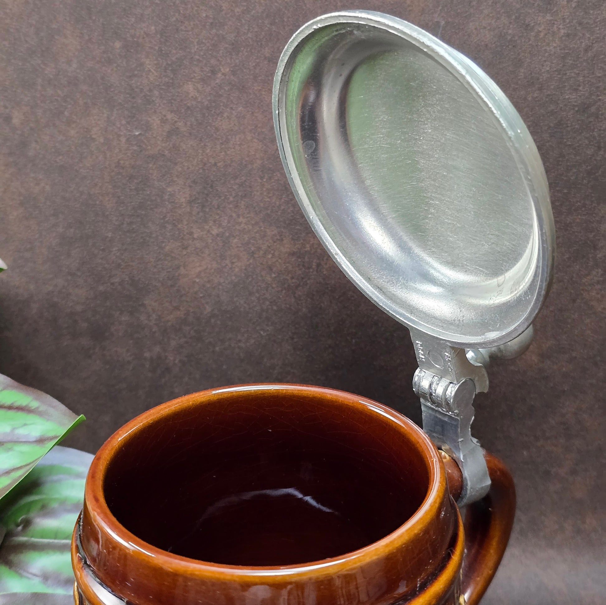 Original Gerz Bierkrug aus den 1970ern mit Zinndeckel und barockem Blattornament. Sammlerstück & dekoratives Highlight für Bierliebhaber.