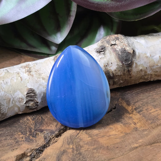 Blaue Achat-Centerperle (40x30mm) in Tropfenform. Edelstein-Unikat für DIY-Schmuck, Ypsilonketten & Anhänger. Exakt die abgebildete Perle.