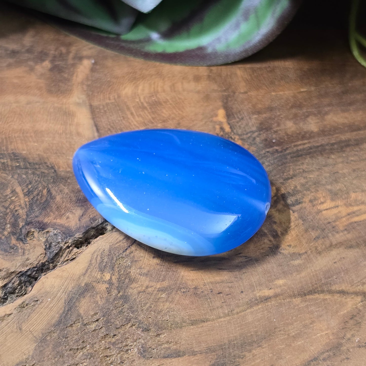 Blaue Achat-Centerperle (40x30mm) in Tropfenform. Edelstein-Unikat für DIY-Schmuck, Ypsilonketten & Anhänger. Exakt die abgebildete Perle.