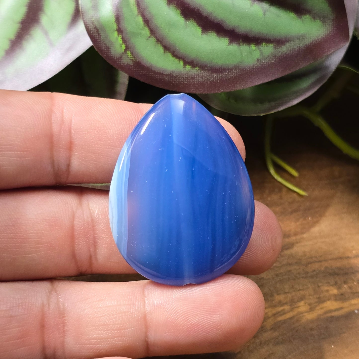 Blaue Achat-Centerperle (40x30mm) in Tropfenform. Edelstein-Unikat für DIY-Schmuck, Ypsilonketten & Anhänger. Exakt die abgebildete Perle.