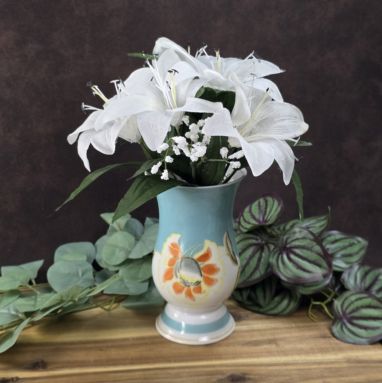 Handbemalte Schaubach Kunst Vase aus den 1950er-Jahren in pastelligem Türkis mit floralem Dekor, ca. 16 cm hoch.