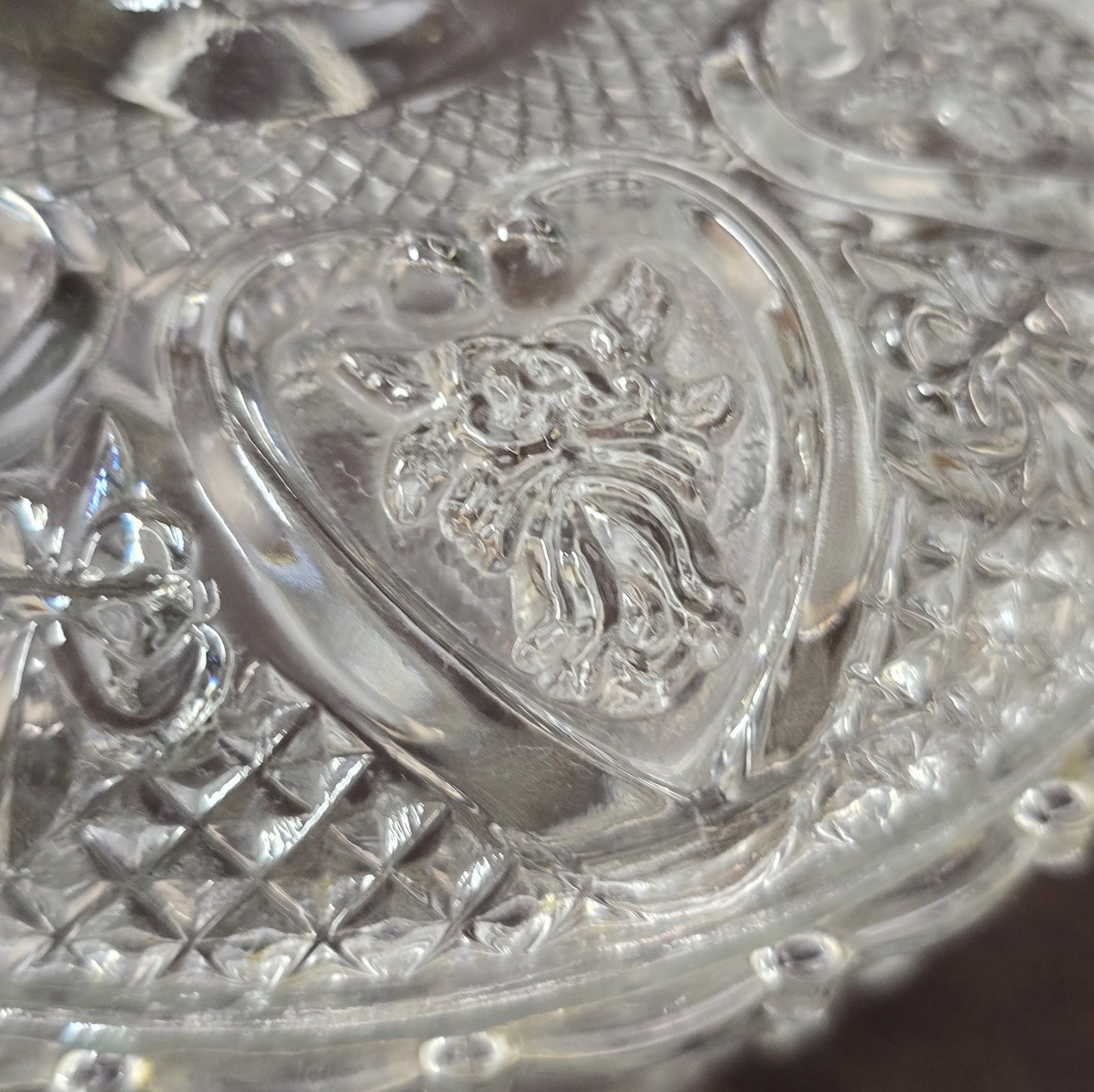 Vintage-Style Bonbonniere aus gepresstem Glas, KIG Malaysia. Schönes Relief, aber Randmacken vorhanden. Maße Ø13 cm, H9 cm, ca. 391 g. Vorsicht beim Reinigen.