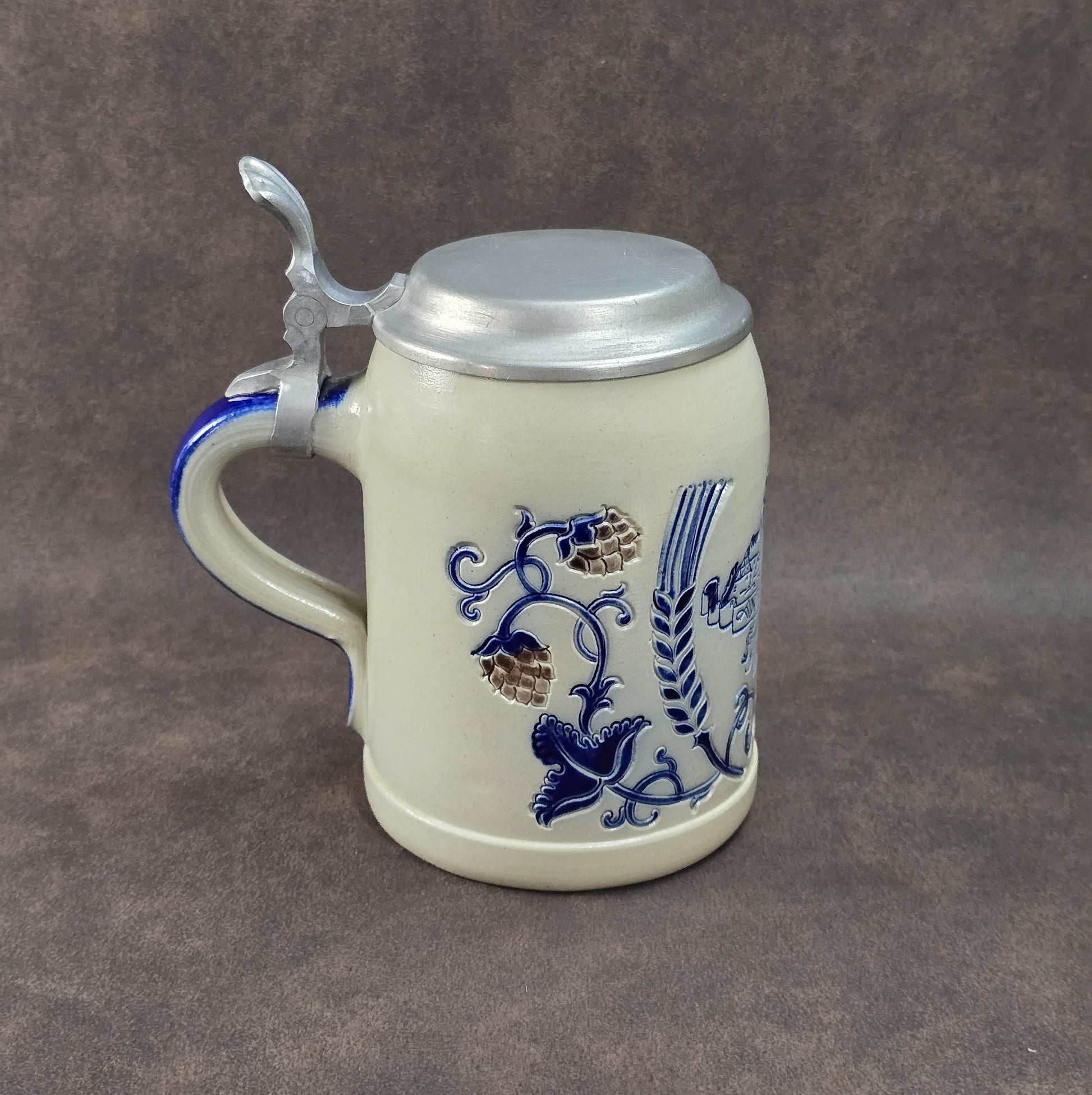 Vintage-Brauereikrug aus Westerwälder Steinzeug mit Zinndeckel, Salzglasur, Goebel Merkelbach, Motiv Herbsthäuser Brauerei Wunderlich, ca. 1970er–80er.