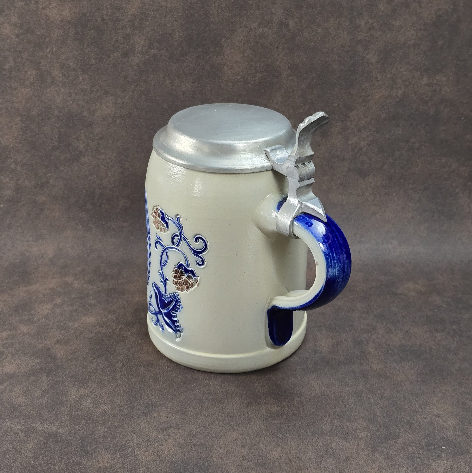 Vintage-Brauereikrug aus Westerwälder Steinzeug mit Zinndeckel, Salzglasur, Goebel Merkelbach, Motiv Herbsthäuser Brauerei Wunderlich, ca. 1970er–80er.