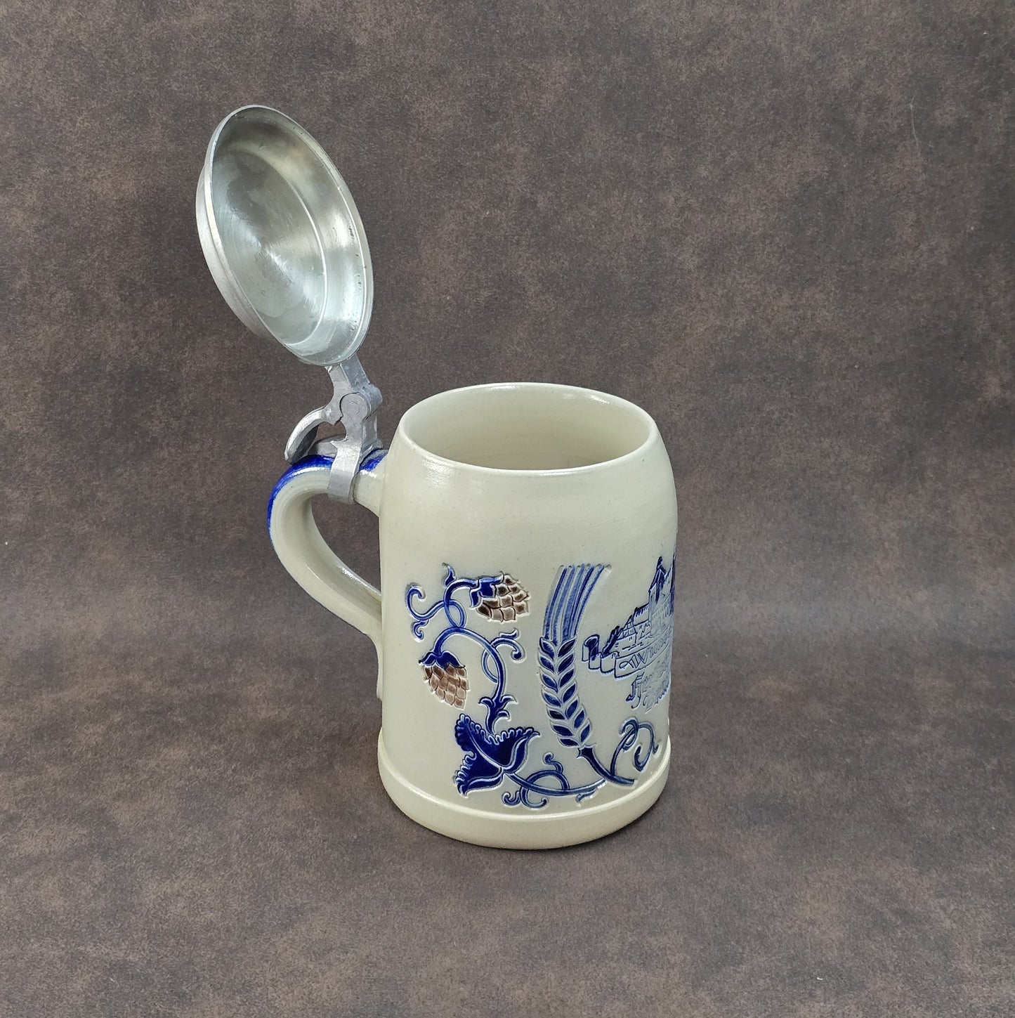 Vintage-Brauereikrug aus Westerwälder Steinzeug mit Zinndeckel, Salzglasur, Goebel Merkelbach, Motiv Herbsthäuser Brauerei Wunderlich, ca. 1970er–80er.