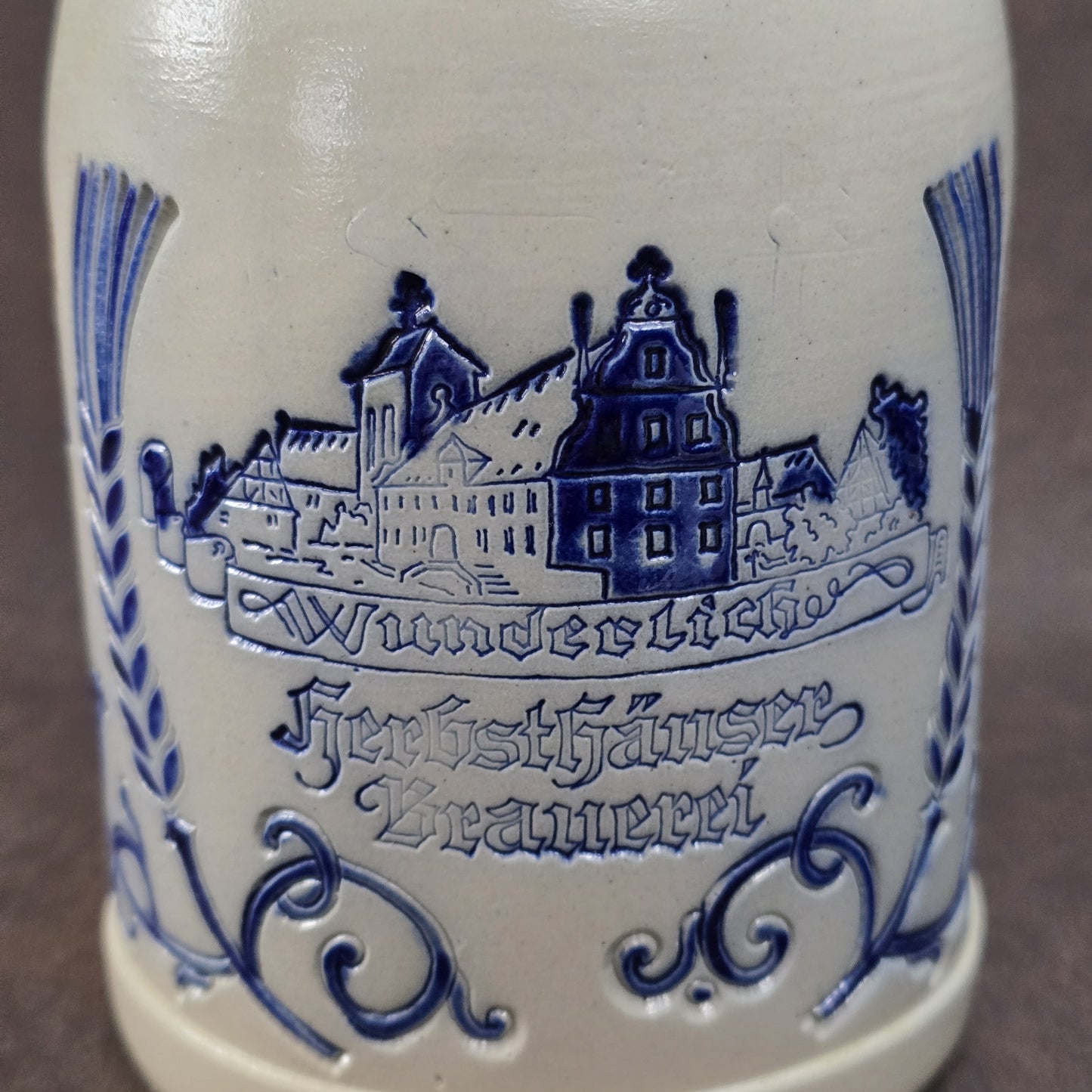 Vintage-Brauereikrug aus Westerwälder Steinzeug mit Zinndeckel, Salzglasur, Goebel Merkelbach, Motiv Herbsthäuser Brauerei Wunderlich, ca. 1970er–80er.