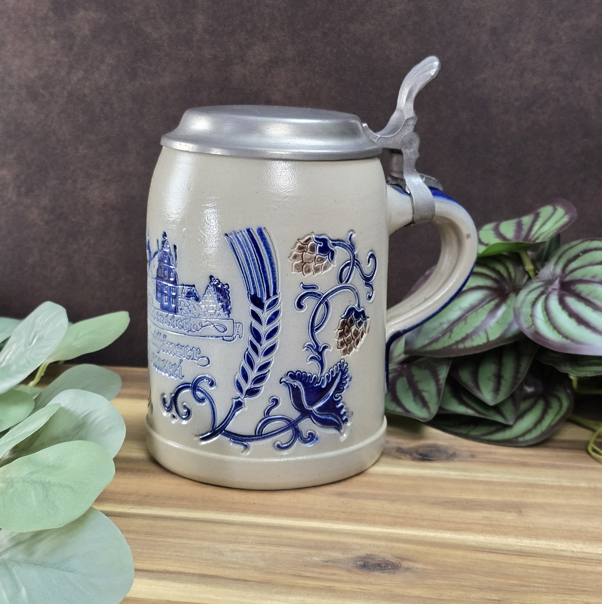 Vintage-Brauereikrug aus Westerwälder Steinzeug mit Zinndeckel, Salzglasur, Goebel Merkelbach, Motiv Herbsthäuser Brauerei Wunderlich, ca. 1970er–80er.