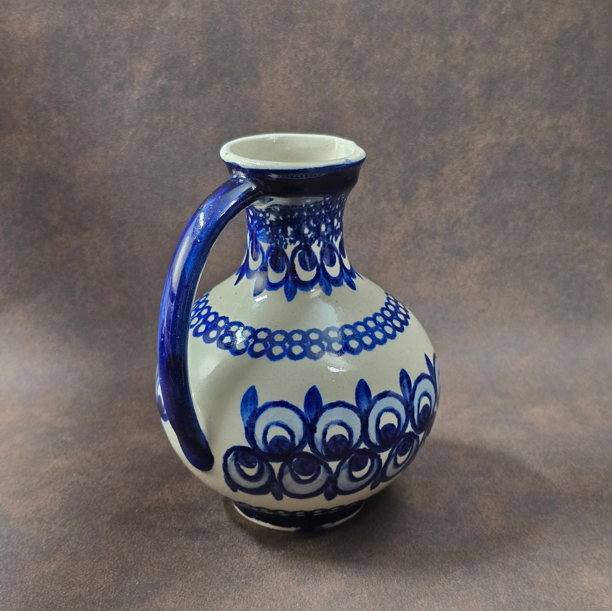 Bunzlauer Henkelvase blau-weiß, DDR 1980er Jahre, 15 cm hoch, sehr guter Zustand, dekorative Vintage-Keramik für Tisch oder Regal.