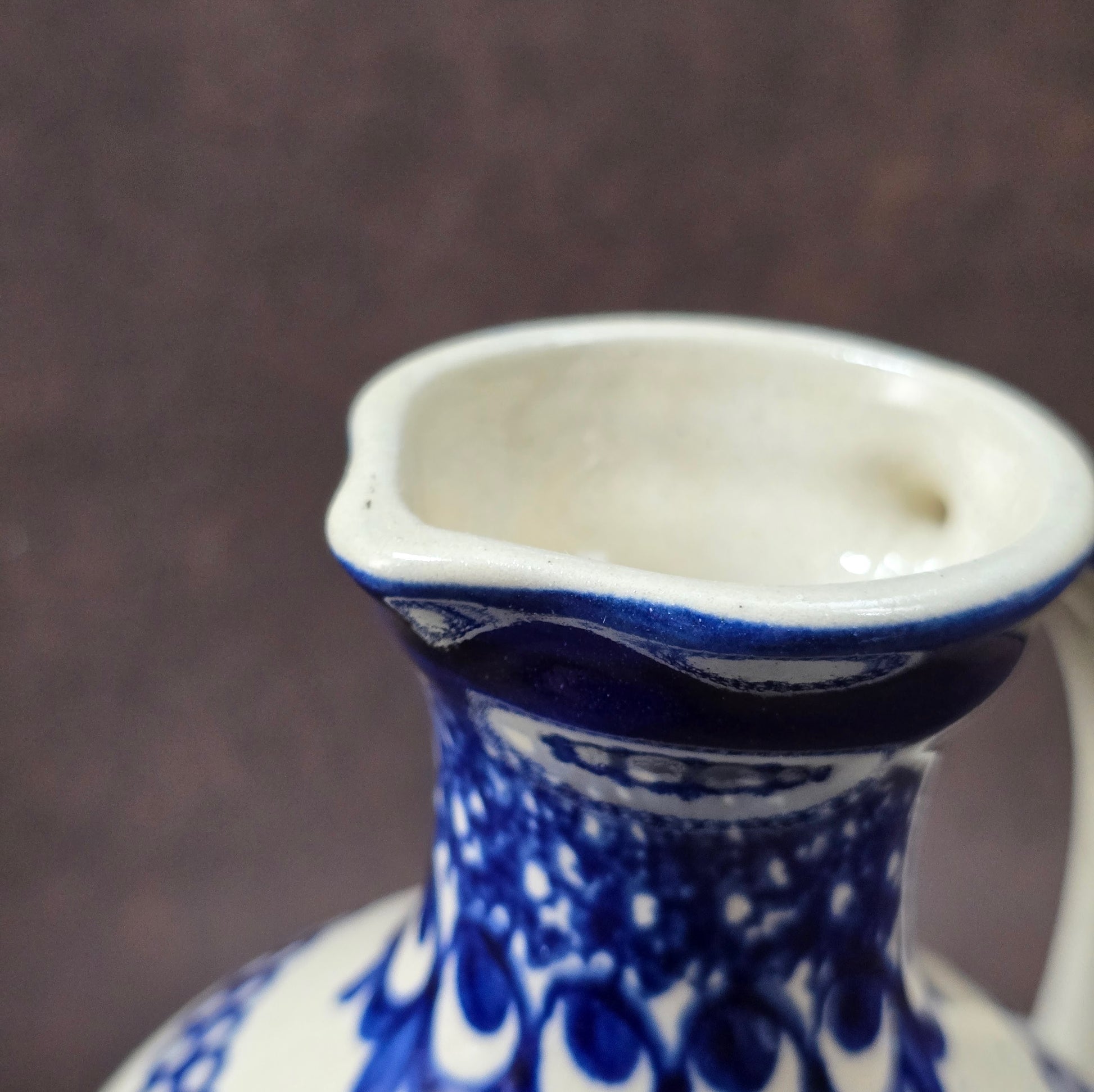 Bunzlauer Henkelvase blau-weiß, DDR 1980er Jahre, 15 cm hoch, sehr guter Zustand, dekorative Vintage-Keramik für Tisch oder Regal.