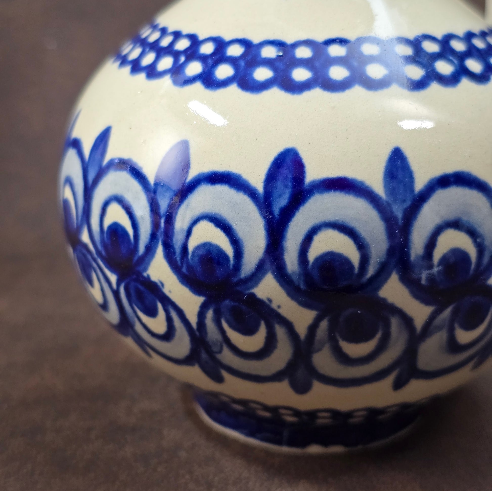 Bunzlauer Henkelvase blau-weiß, DDR 1980er Jahre, 15 cm hoch, sehr guter Zustand, dekorative Vintage-Keramik für Tisch oder Regal.