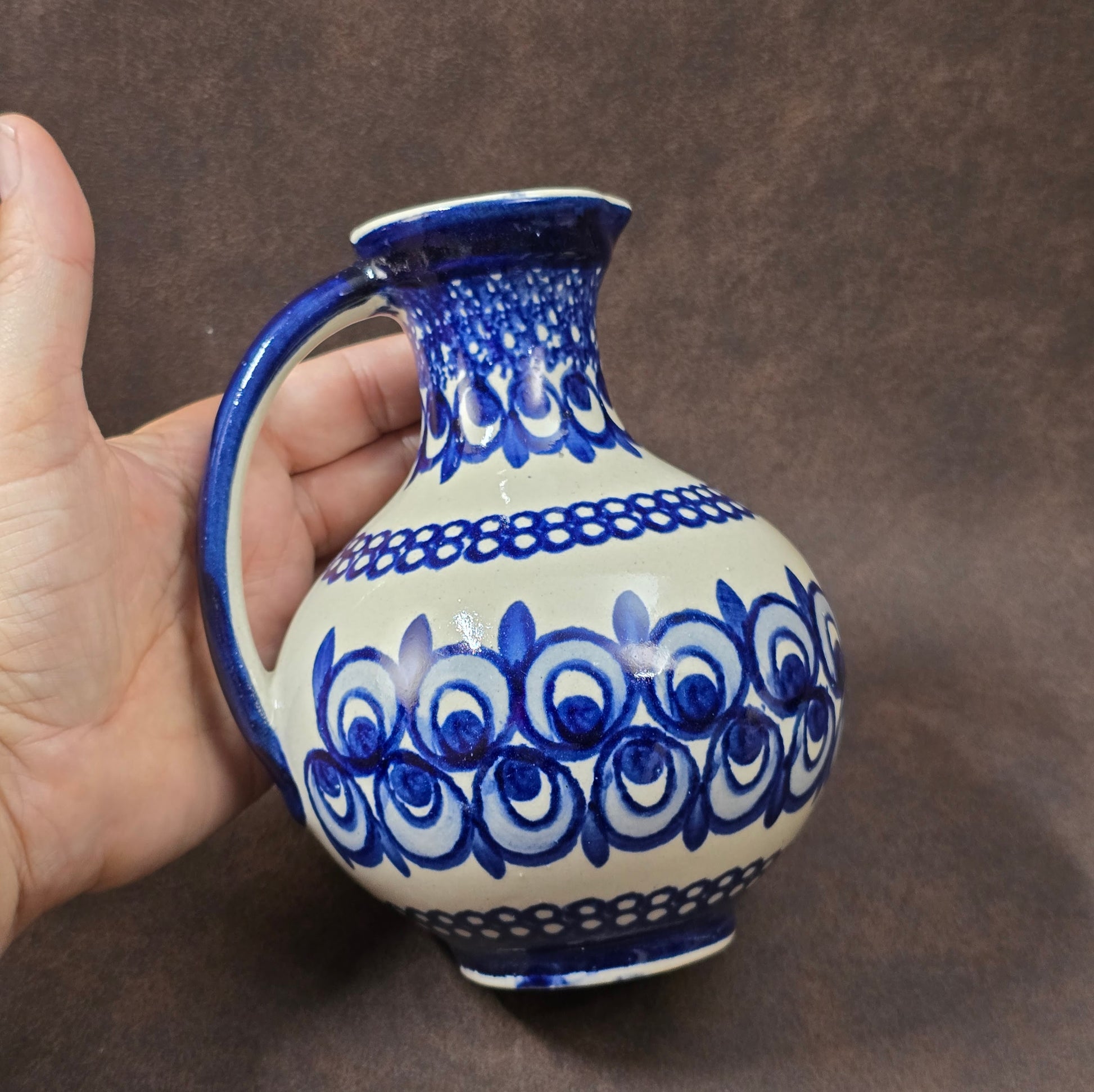 Bunzlauer Henkelvase blau-weiß, DDR 1980er Jahre, 15 cm hoch, sehr guter Zustand, dekorative Vintage-Keramik für Tisch oder Regal.