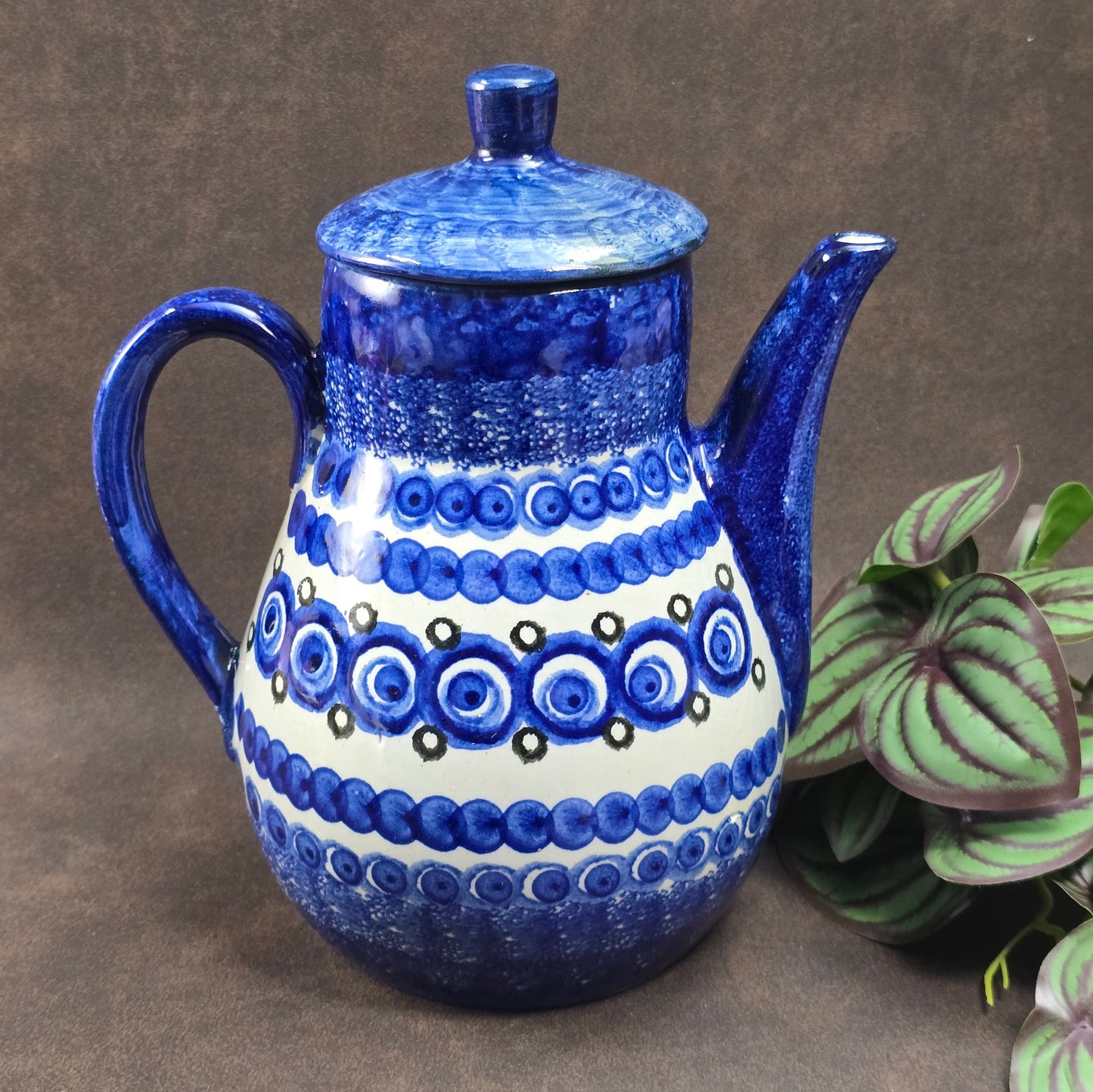 Bunzlauer Schwämmeldekor-Kanne 1970er, Ceramika Artystyczna, 1L, Blau-Weiß, handbemalt, polnische Keramik im sehr guten Vintagezustand.