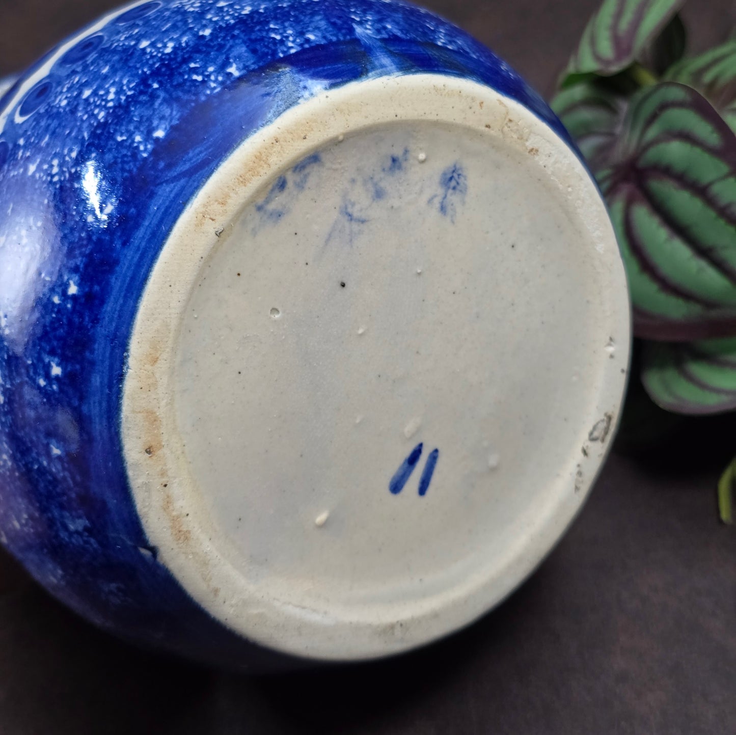 Bunzlauer Schwämmeldekor-Kanne 1970er, Ceramika Artystyczna, 1L, Blau-Weiß, handbemalt, polnische Keramik im sehr guten Vintagezustand.