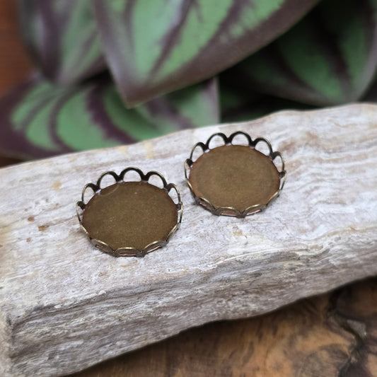 Cabochonfassung 14mm aus antik bronzefarbenem Messing mit Bogenkante. Perfekt für Schmuck, Anhänger, Ohrringe & DIY-Projekte. Hochwertig & einfach zu verarbeiten.