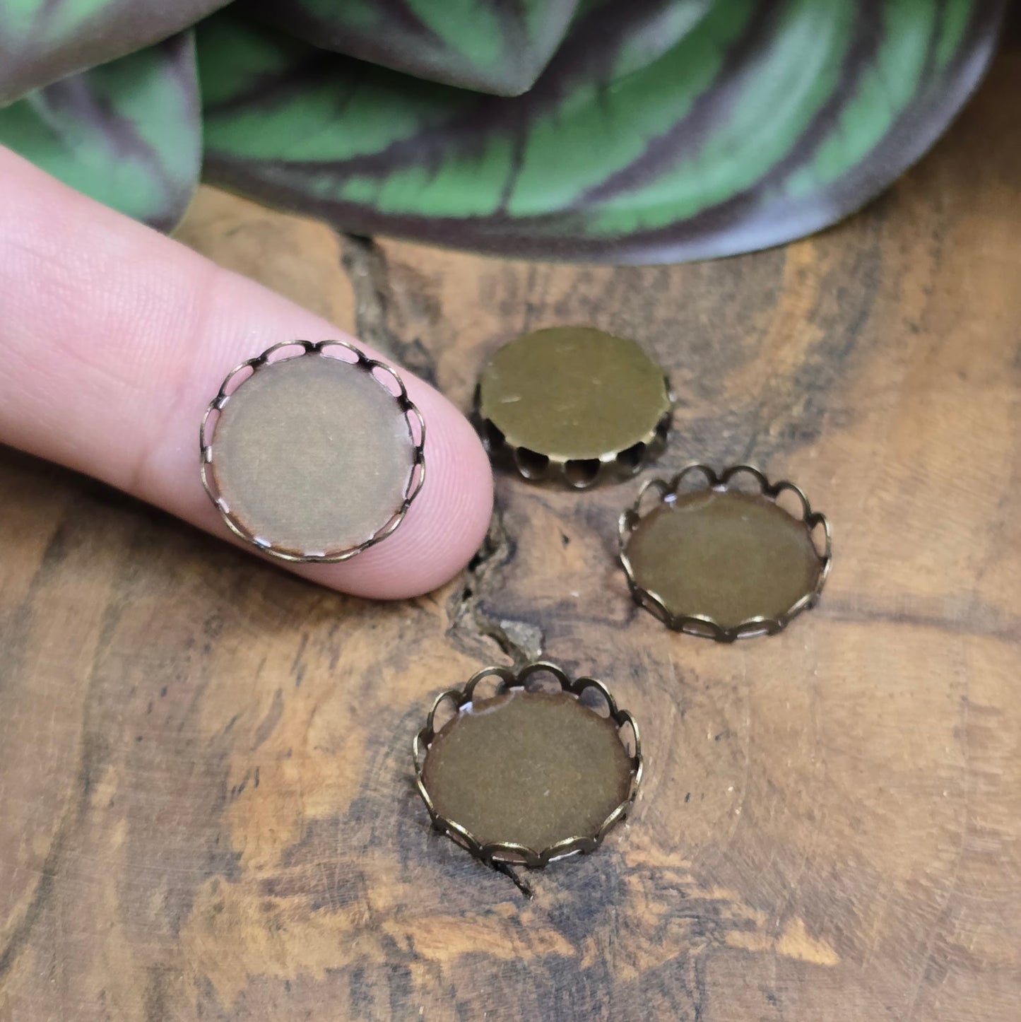 Cabochonfassung 14mm aus antik bronzefarbenem Messing mit Bogenkante. Perfekt für Schmuck, Anhänger, Ohrringe & DIY-Projekte. Hochwertig & einfach zu verarbeiten.